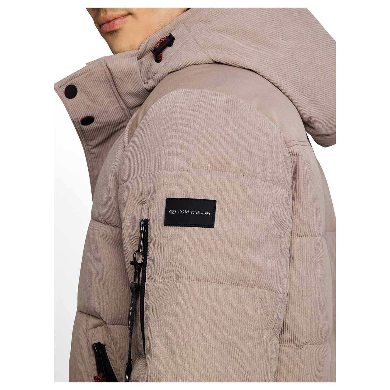 Herren Jacke Hooded Texture Mix Puffer Jacket von Tom Tailor in Hellbraun, seitliche Detailansicht vom Logo am Model