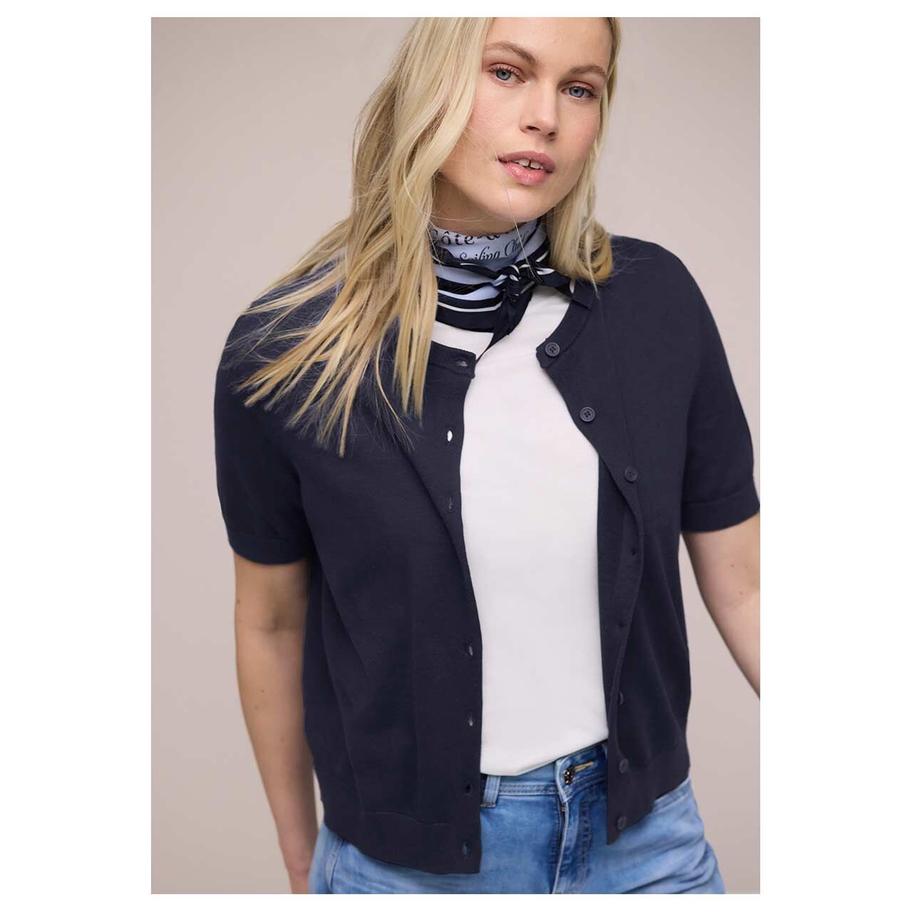 Damen Strickjacke Short Sleeve Cardigan von Street One in Dunkelblau, Vorderansicht am Model
