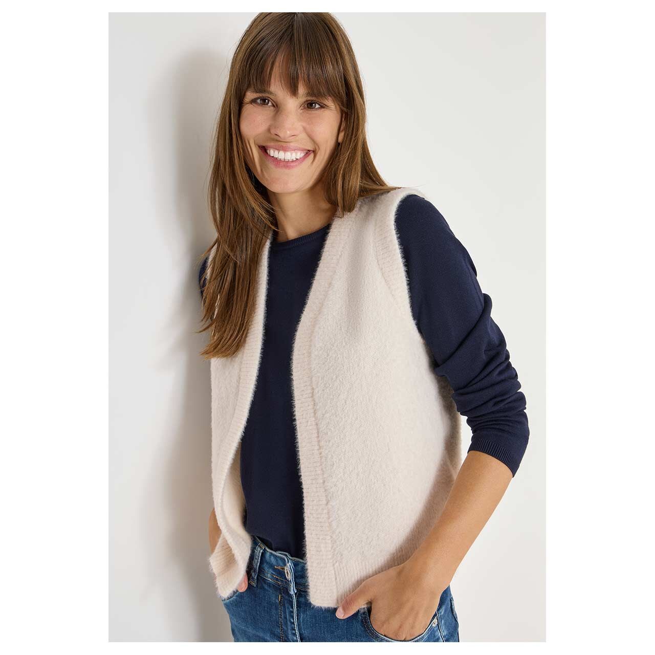 Damen Weste Feather Yarn Vest von Cecil in Hellbeige meliert, Vorderansicht am Model
