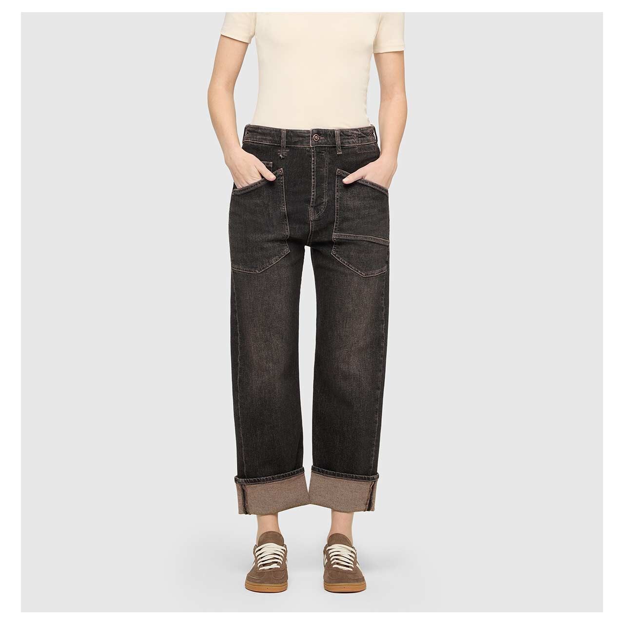 Damen Ankle Jeans Baggy von MAC in Schwarz-Braun verwaschen, Vorderansicht am Model