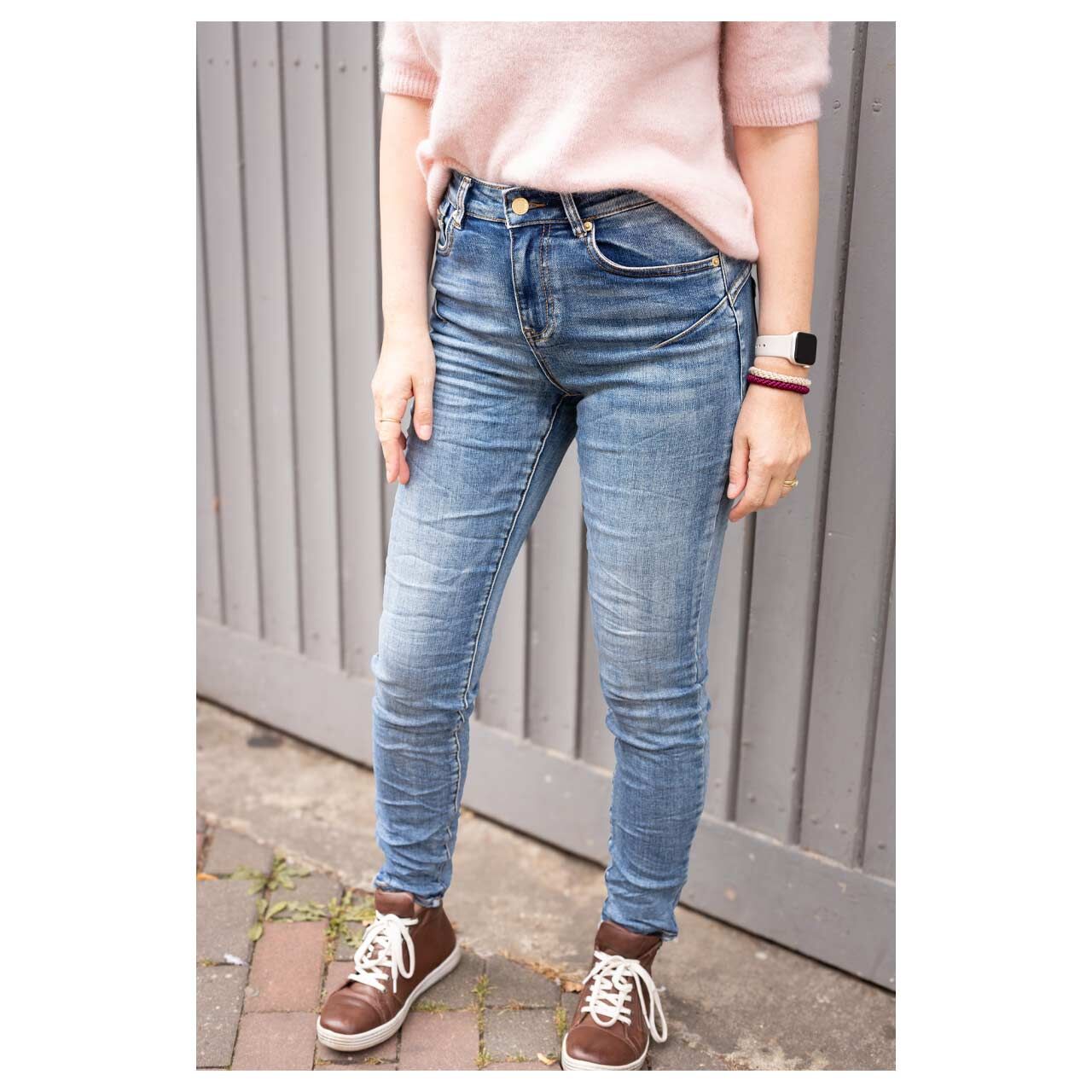 Damenjeans California Sunrise von Senoritas ICON in Blau verwaschen, Vorderansicht mit Model