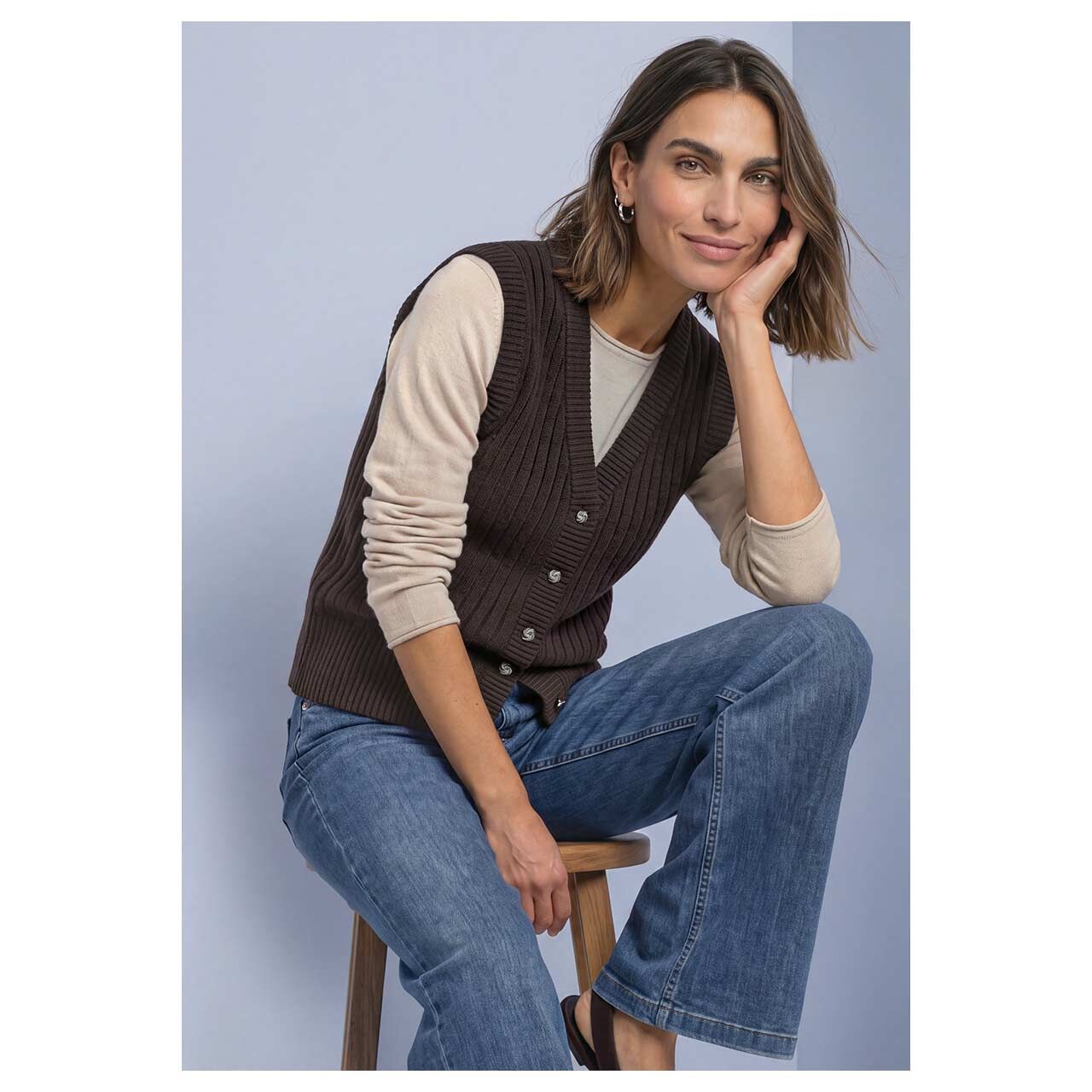 Damen Strickweste Sleeveless Cardigan von Street One in Dunkelbraun, Vorderansicht am Model