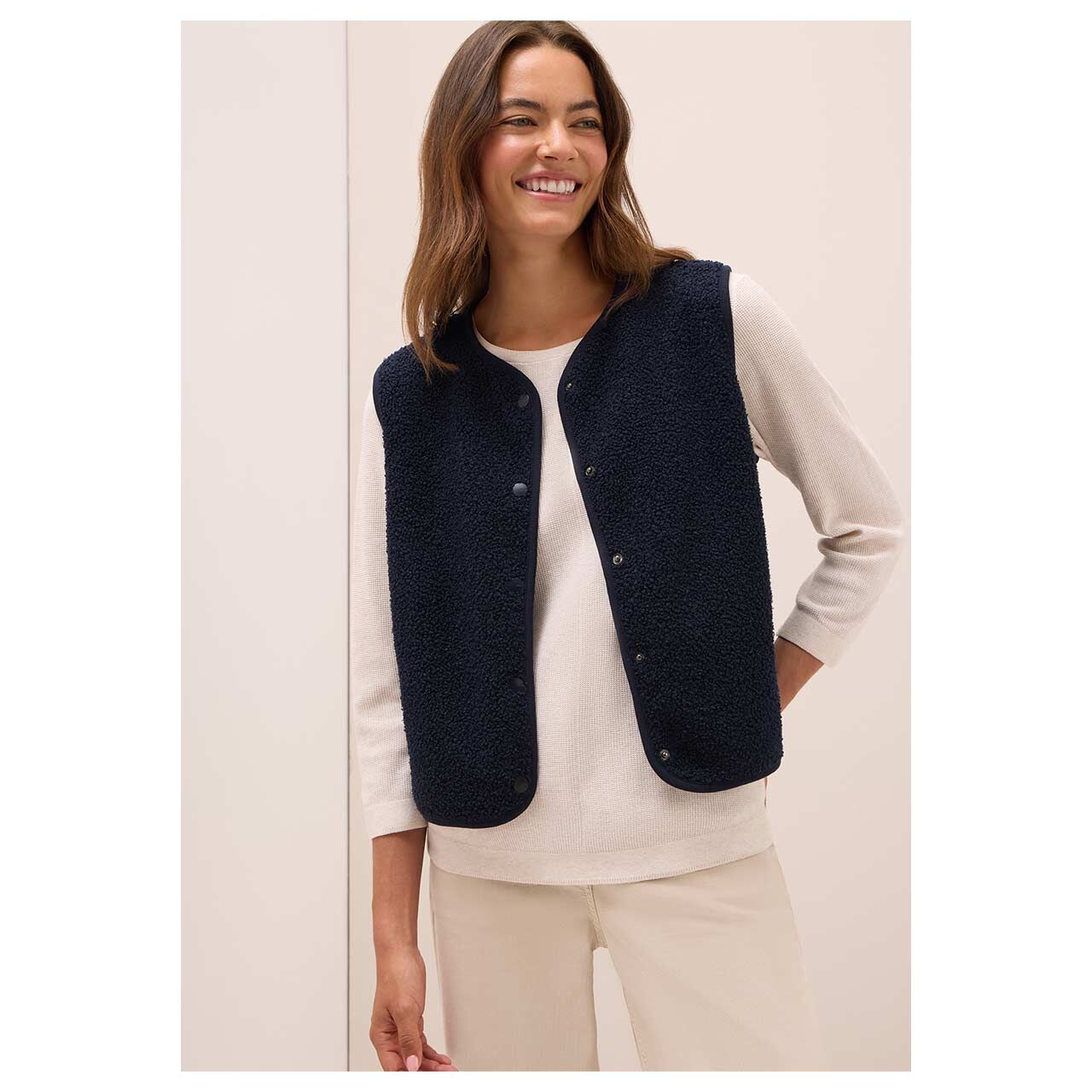 Damen Weste Curly Fake Wool Vest von Cecil in Dunkelblau, Vorderansicht am Model