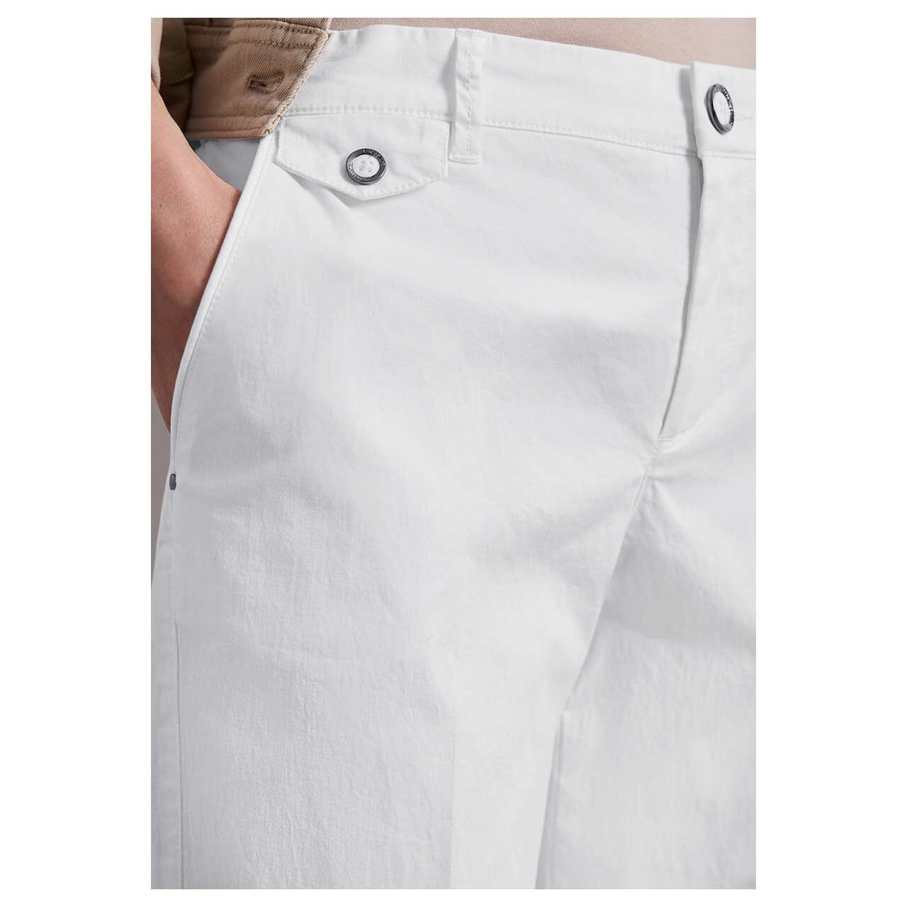 Damen Ankle Chinohose Peach Twill von Street One in Cremeweiß, detaillierte Vorderansicht am Model