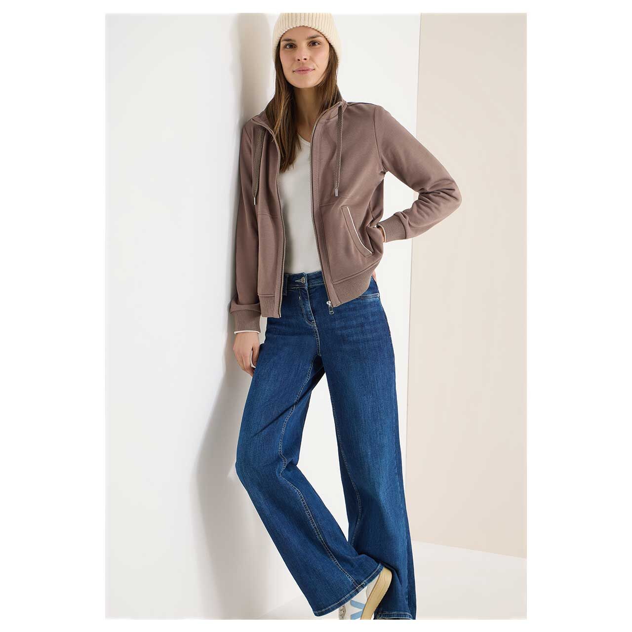 Damen Sweatjacke Welt Pockets von Cecil in Braun, Ganzkörperansicht am Model