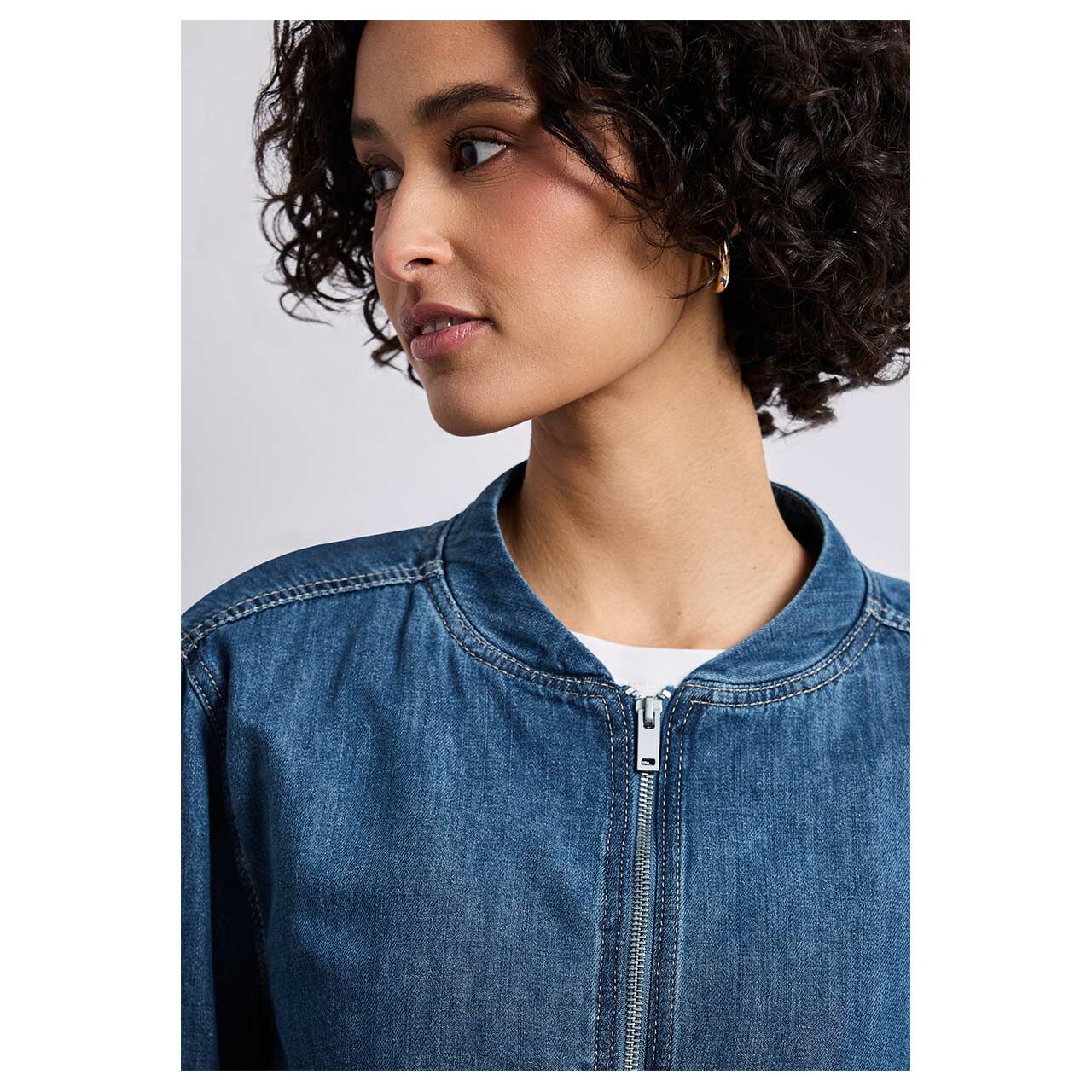 Damen Jeansjacke Bomber Jacket von Street One in Blau angewaschen, detaillierte Vorderansicht am Model