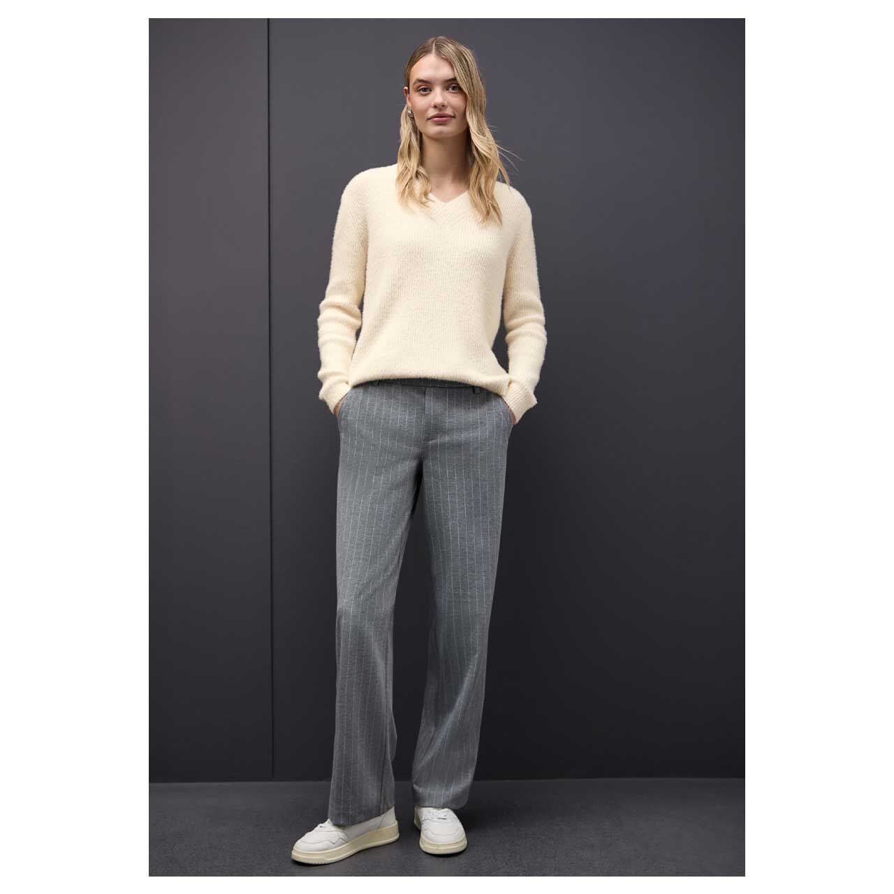 Damen Pullover Fluffy V-Neck von Street One in Hellbeige, Ganzkörperansicht vom Model