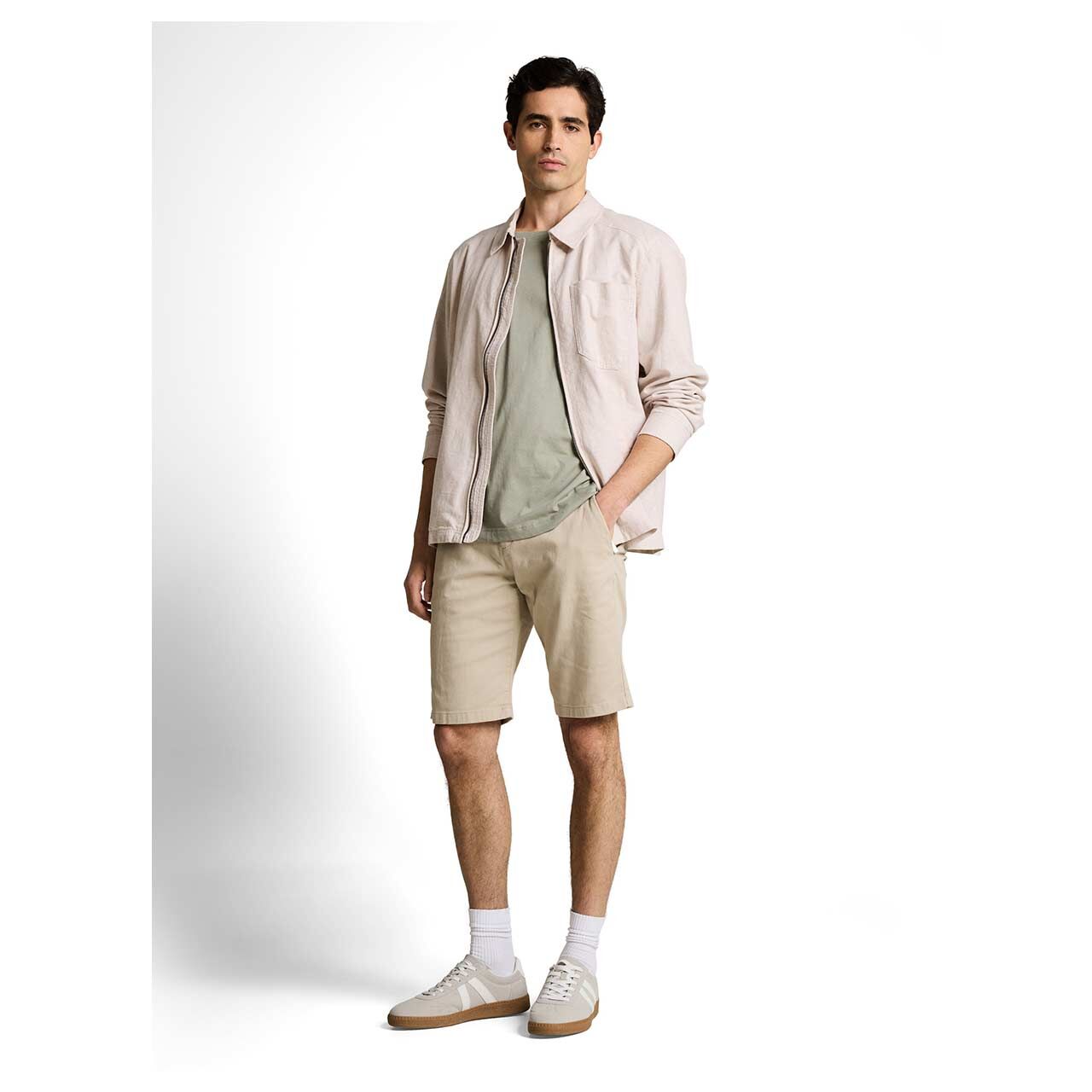 Herren T-Shirt von Tom Tailor in Olivgrün, Ganzkörperansicht am Model