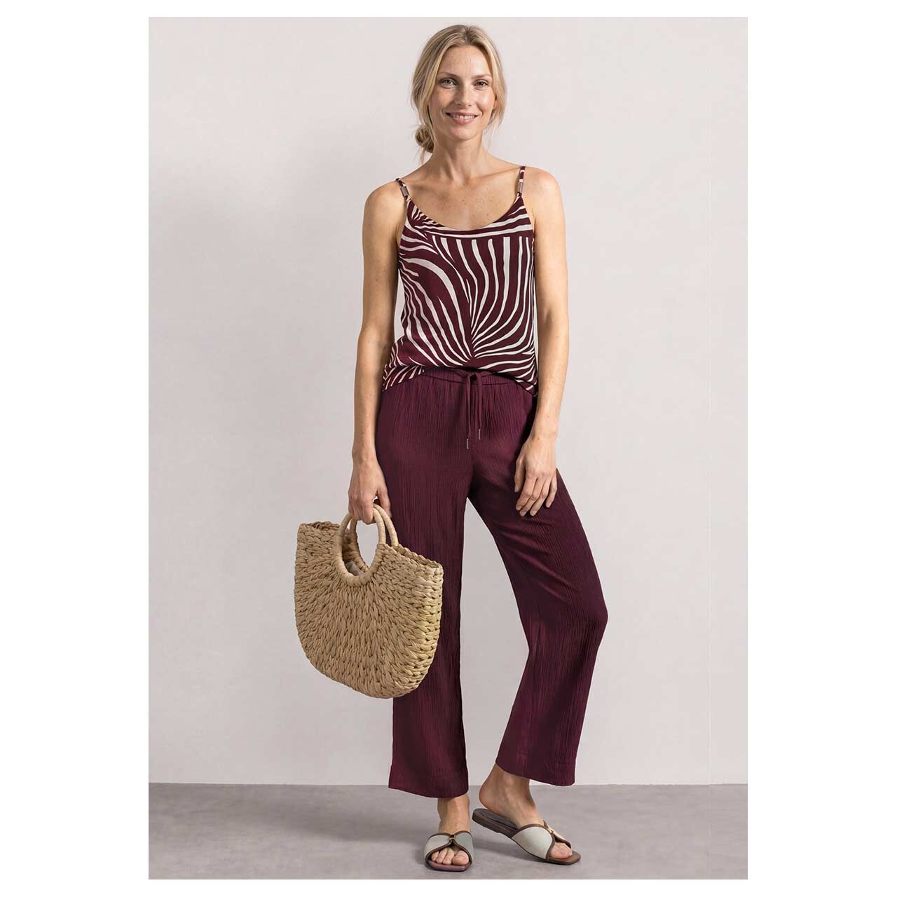 Damen Hose Emee Wide Leg von Street One in Lila, Ganzkörperansicht mit Top am Model