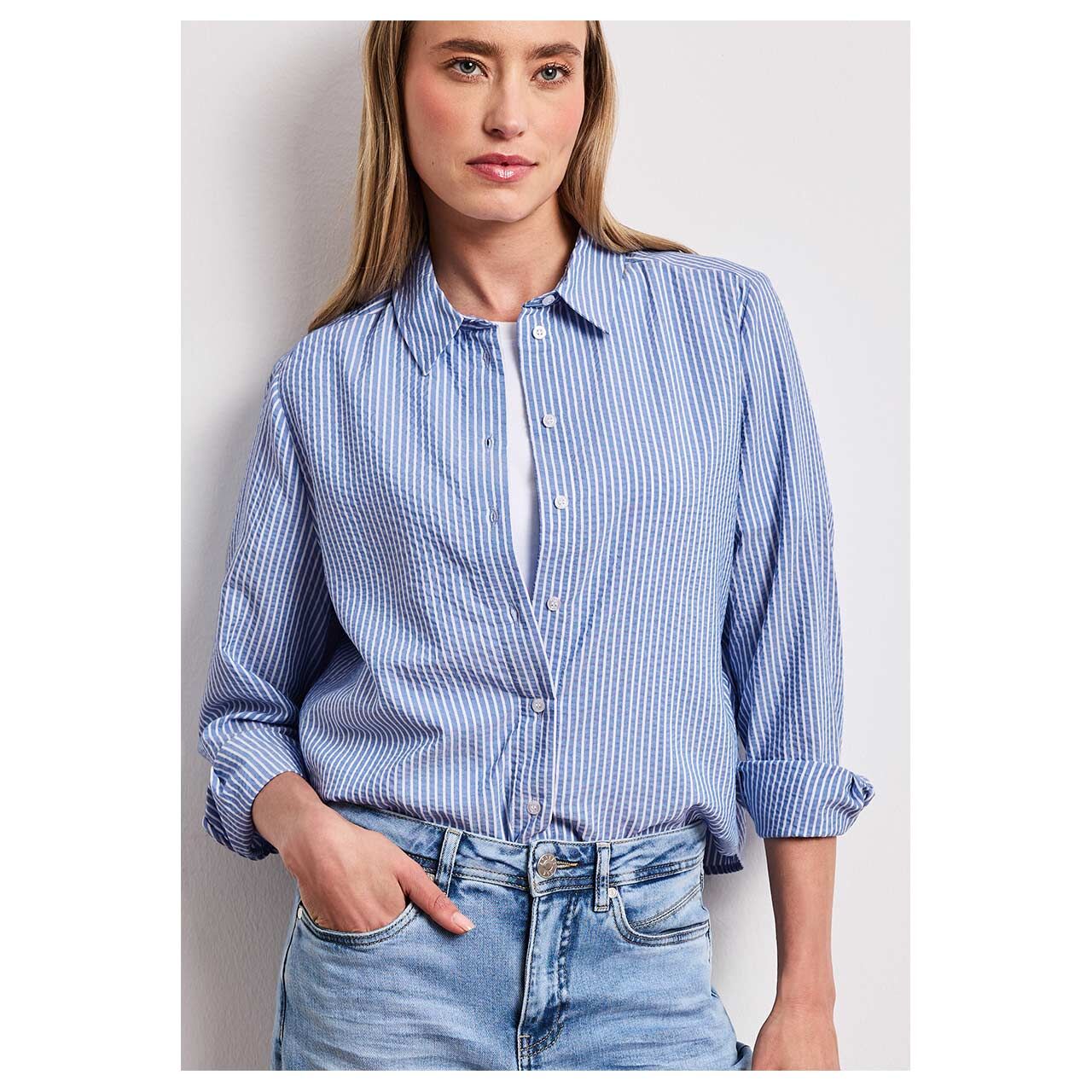 Damen Langarm Bluse Seersucker Striped Shirtcollar von Street One in Blau gestreift, Vorderansicht am Model