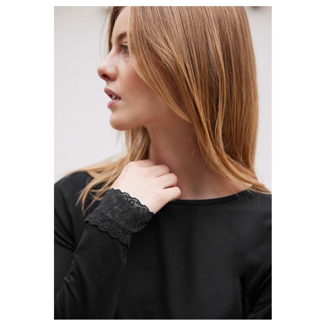 Damen Langarm Shirt With Lace von Street One Studio in Schwarz mit Print, Detailansicht Ausschnitt