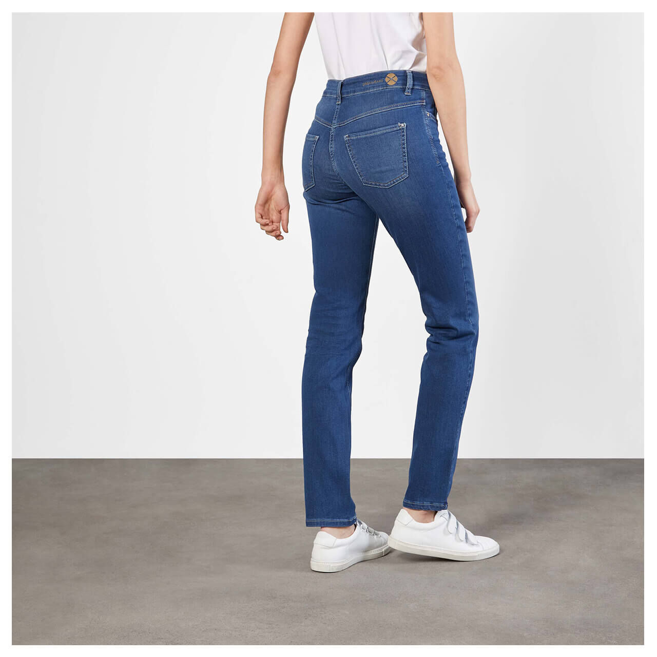 mac-dream-jeans-mid-blue-authentic-d569-model-hinten Stretch Damenjeans Dream von MAC in Mittelblau angewaschen, Model Hinteransicht