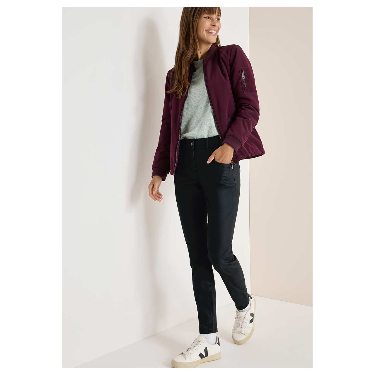 Damenjeans Toronto von Cecil in Schwarz beschichtet, Ganzkörperansicht am Model