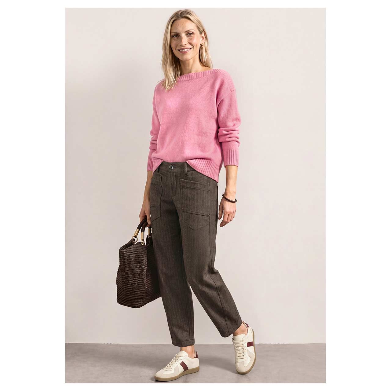 Damen Ankle Hose Karlie Barrel von Street One in Dunkelbraun mit Print, Ganzkörperansicht am Model