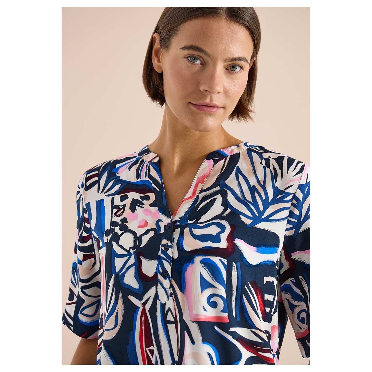 Damen Kurzarm Bluse Splitneck von Cecil in Blau mit Print, detaillierte Ansicht am Oberkörper