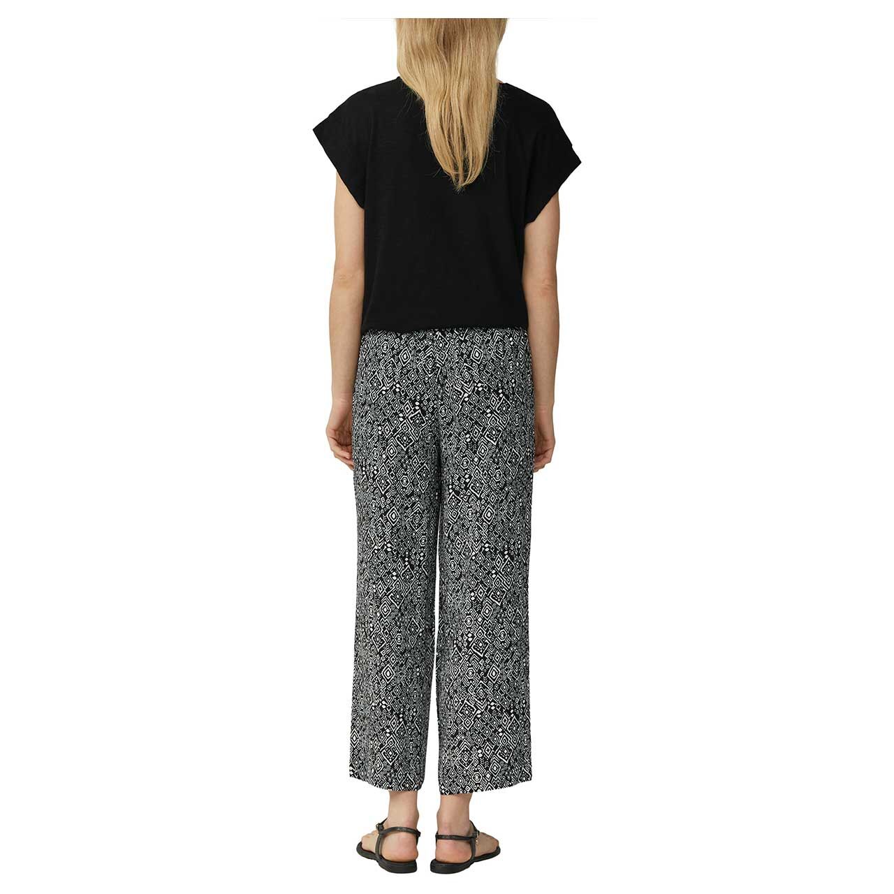 Damen 3/4 Hose von s.Oliver in Schwar mit Print, Rückenansicht am Modell
