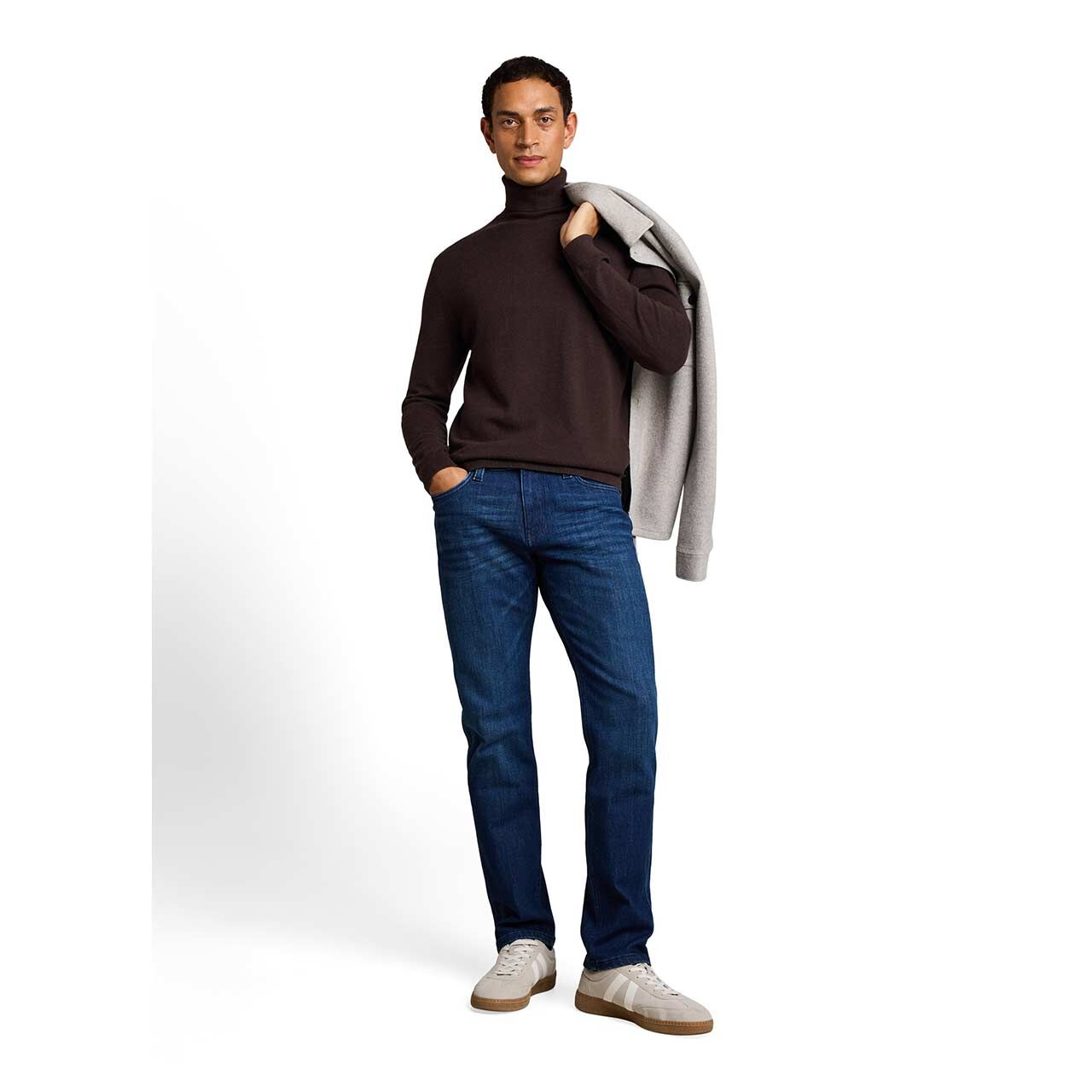 Herren Rollkragen Pullover Cashmere Turtleneck Knit von Tom Tailor in Dunkelbraun meliert, Ganzkörperansicht am Model