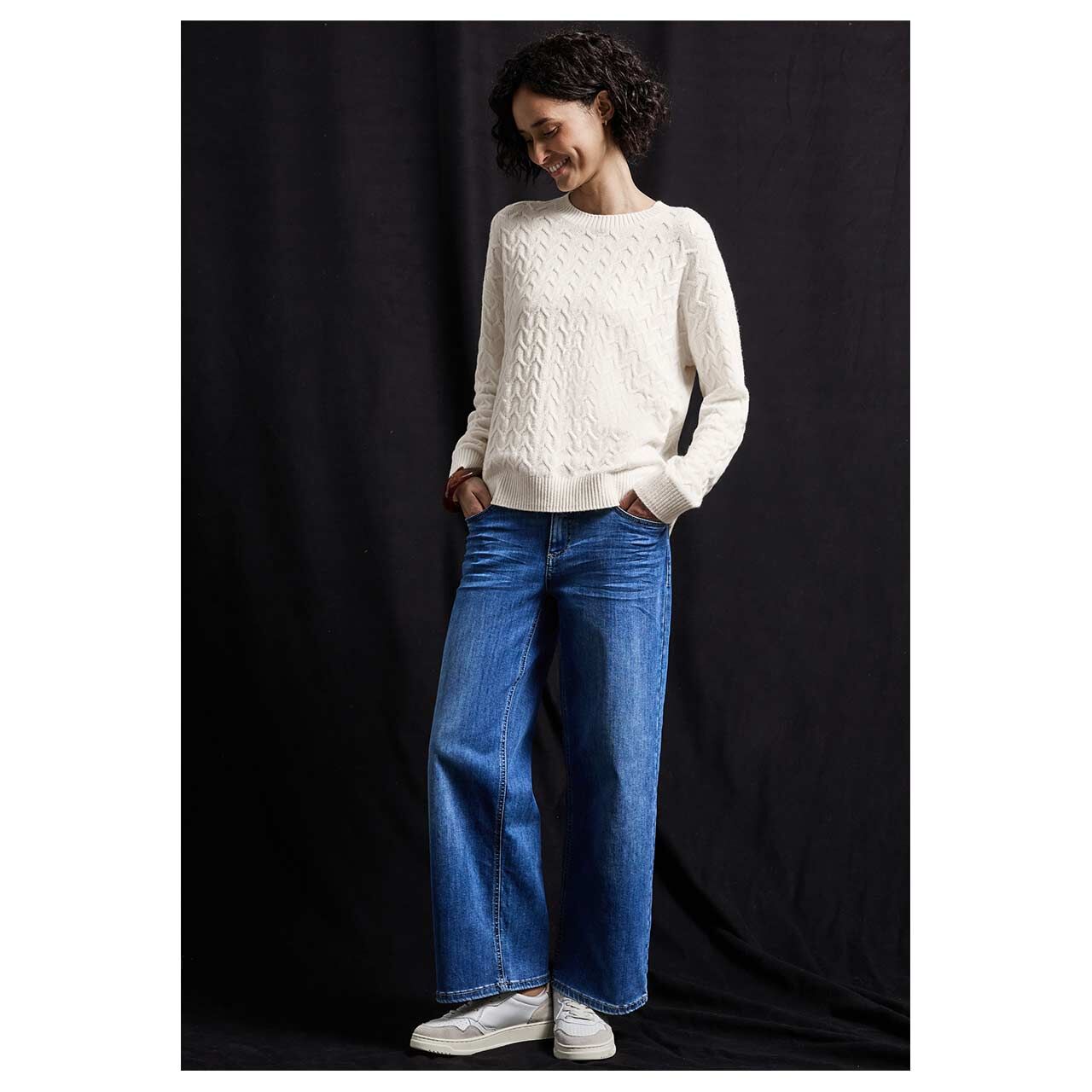 Damen Pullover Cosy Structure von Street One in Hellbeige, Ganzkörperansicht am Model mit schwarzem Hintergrund