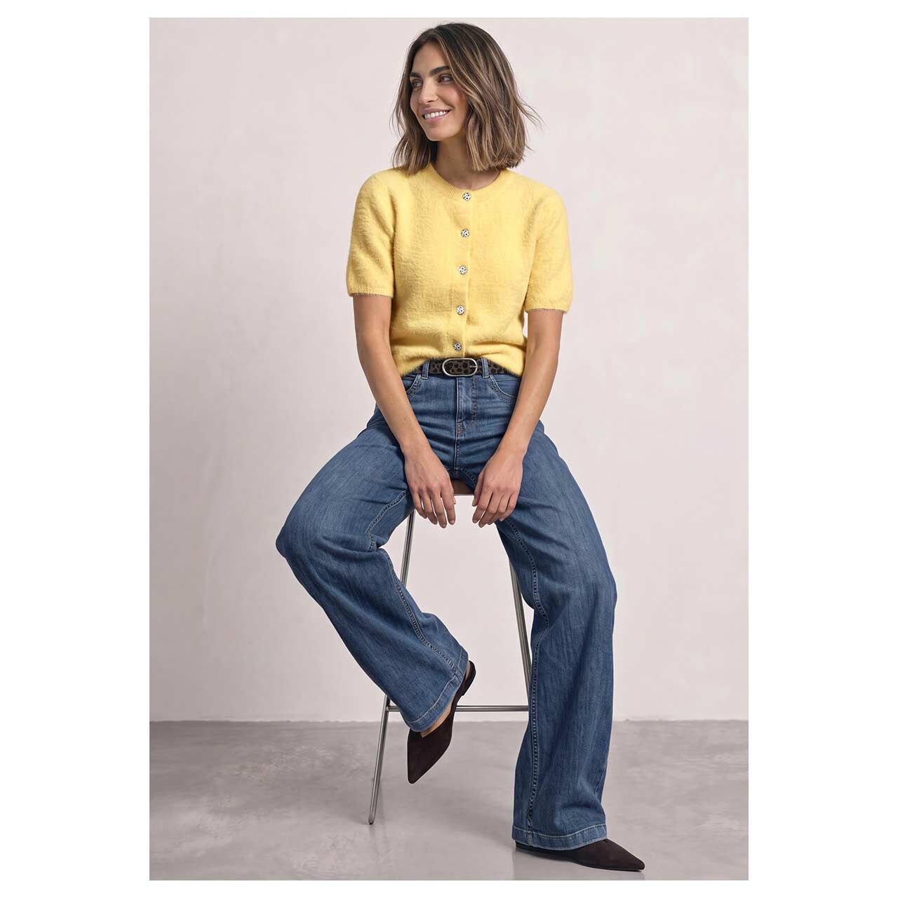 Damen Kurzarm Strickjacke Fluffy Short Sleeve Cardigan von Street One in Gelb, Ganzkörperansicht am Model