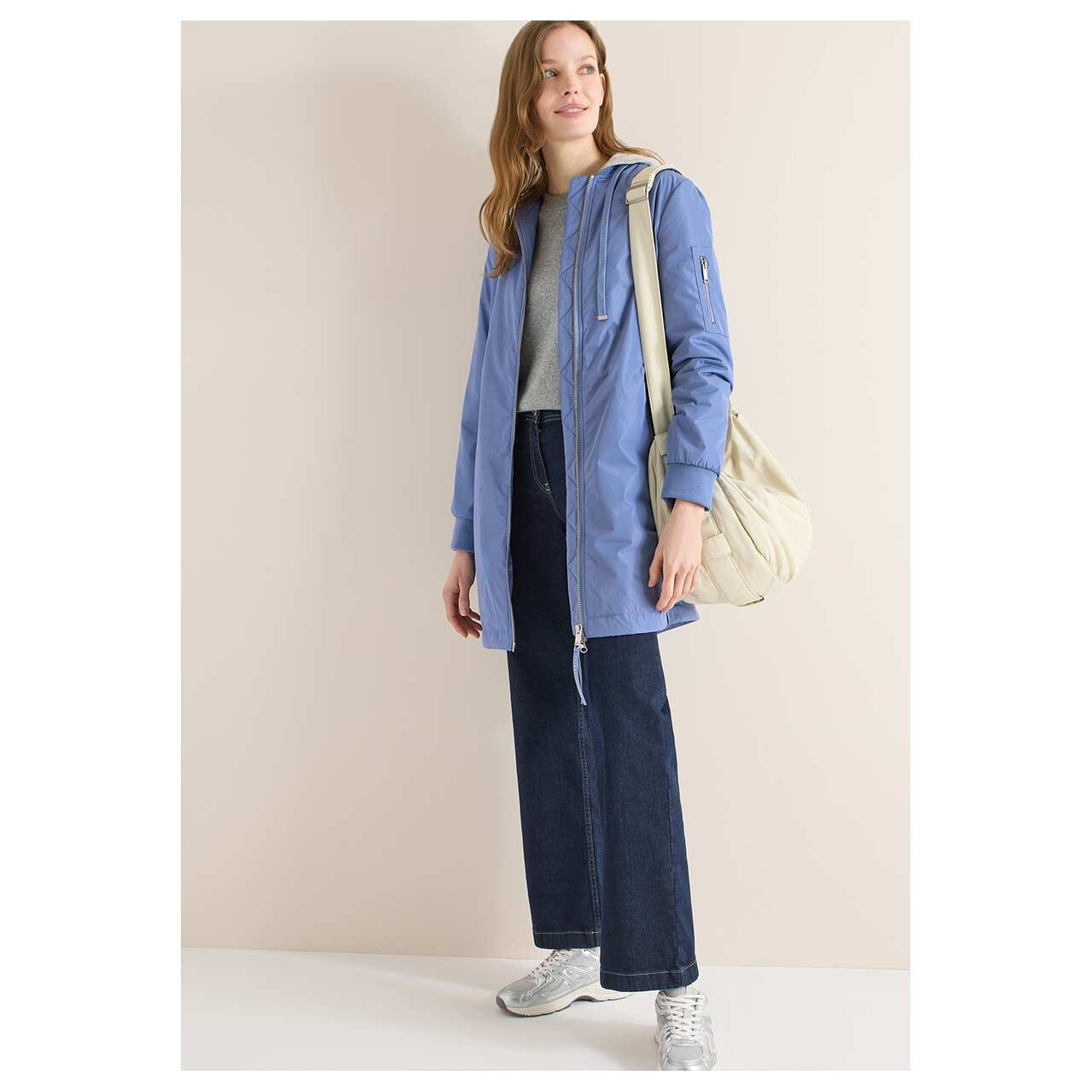 Damenjacke von Cecil in der Farbe Hellblau, Ganzkörperansicht Model