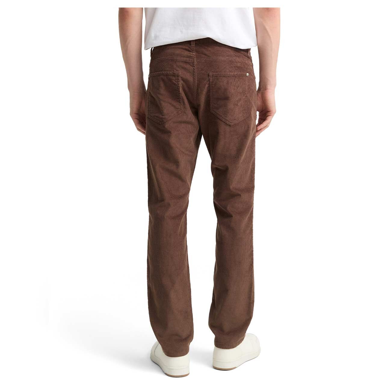 Herren Cordhose Marvin von Tom Tailor in Dunkelbraun, Rückansicht am Model