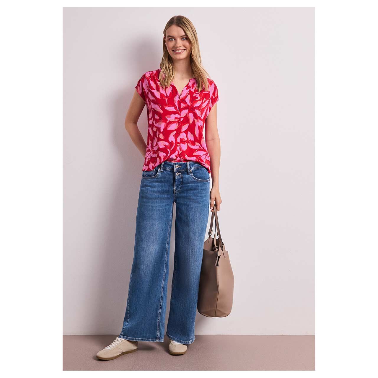 Damen T-Shirt Printed Buttons von Street One in Rot mit Print, Ganzkörperansicht am Model