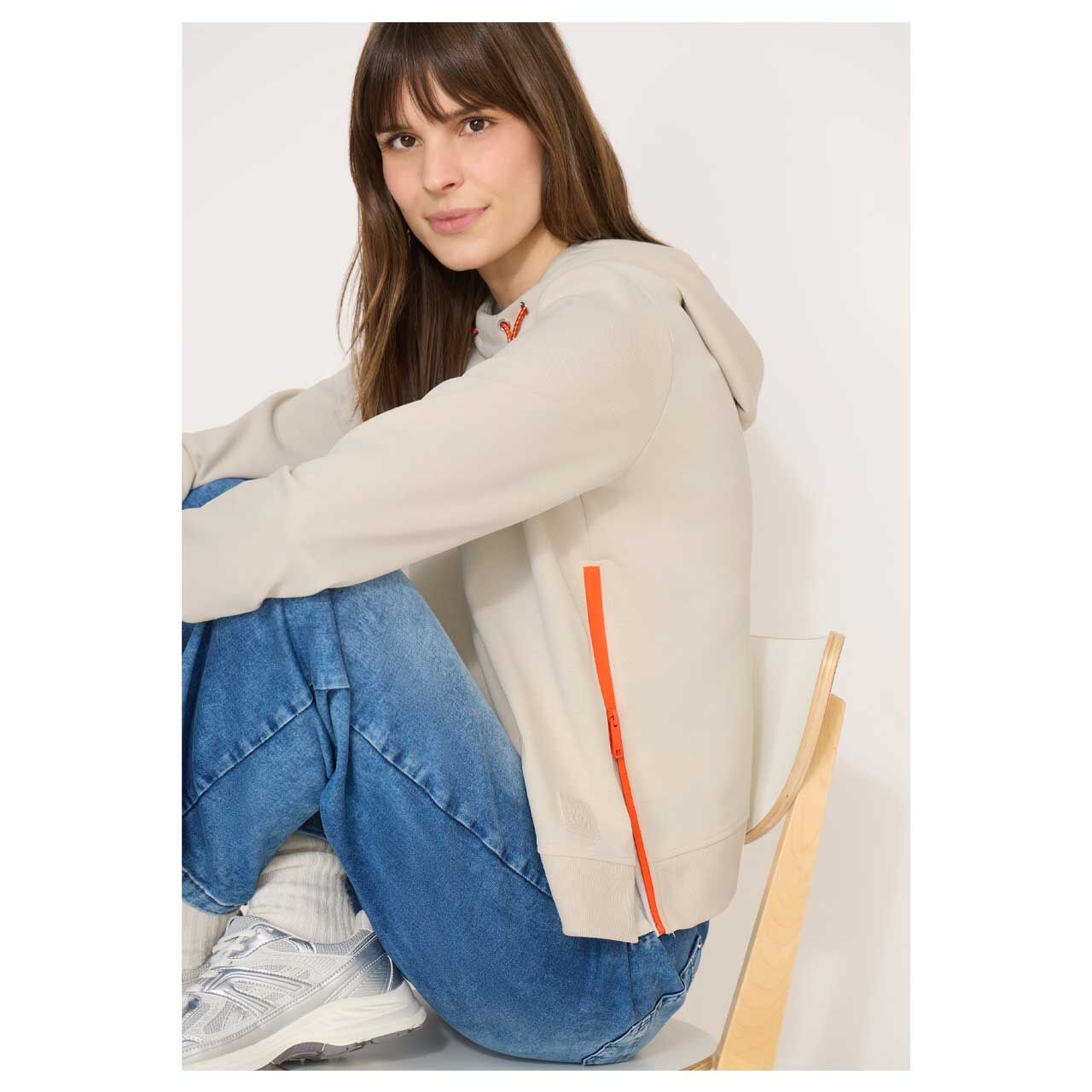 Damen Hoodie Sweatshirt Zip Details von Cecil in Hellbeige, Seitenansicht am sitzenden Model