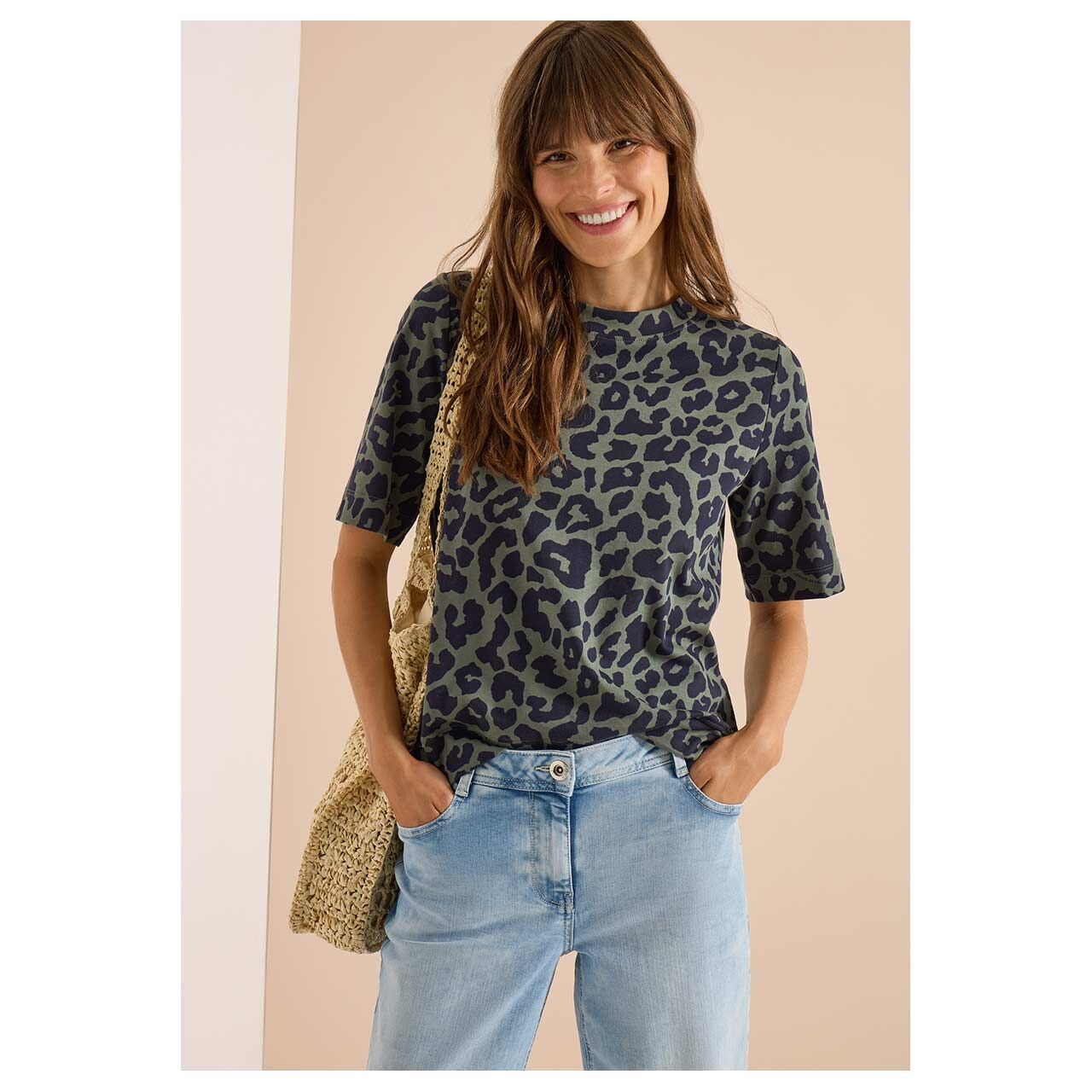 Damen T-Shirt Two-Tone Leo von Cecil in Olivgrün mit Print, Vorderansicht gestylt am Model