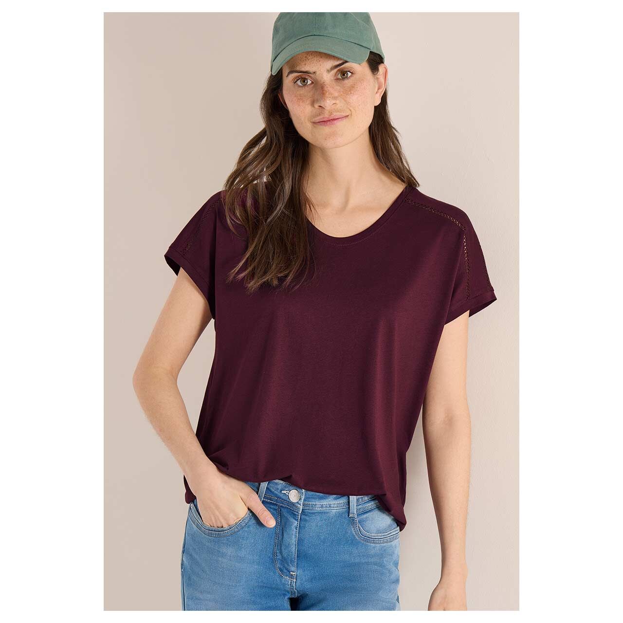 Damen T-Shirt Solid Lace Shoulder von Cecil in Weinrot, Vorderansicht am Model