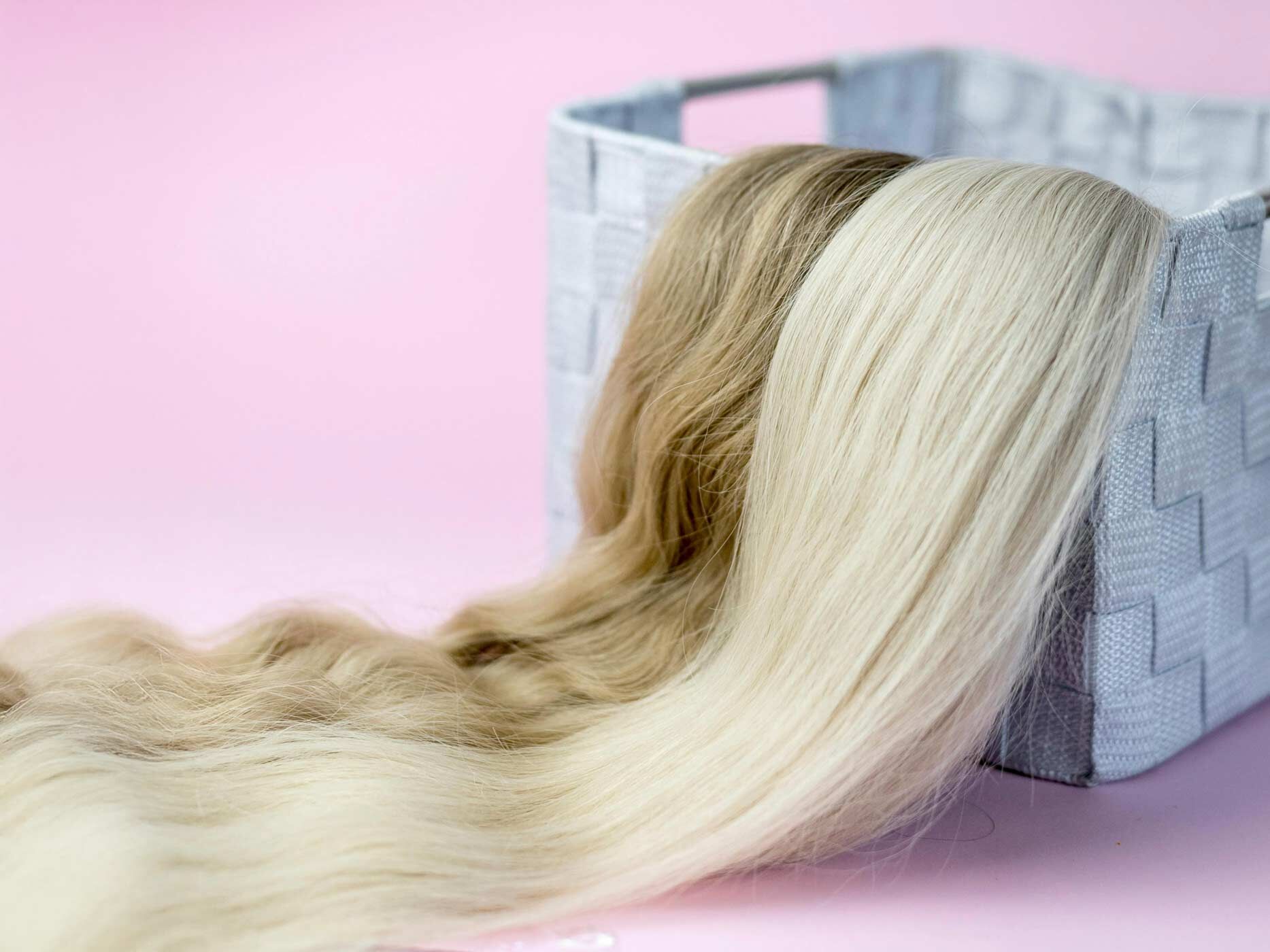 Ein braunes und ein blondes Haarteil liegen nebeneinander.