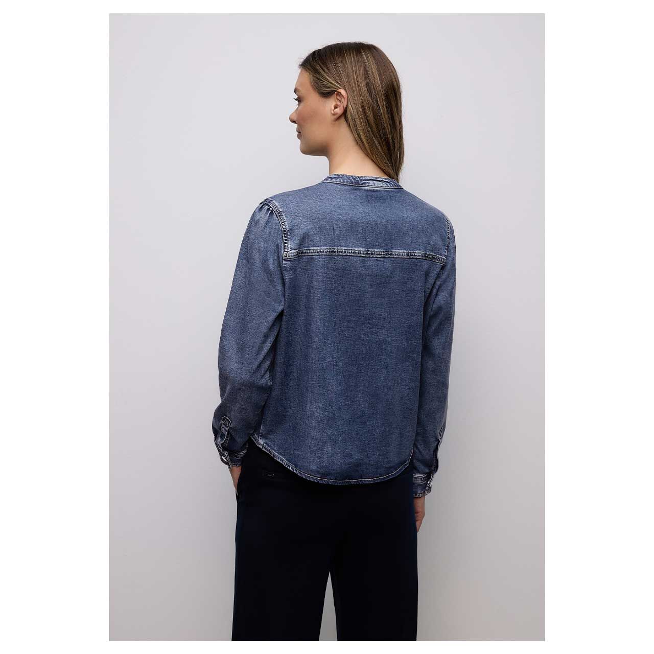 Damen Langarm Bluse Denim Look von Street One in Blau angewaschen, Rückansicht am Model
