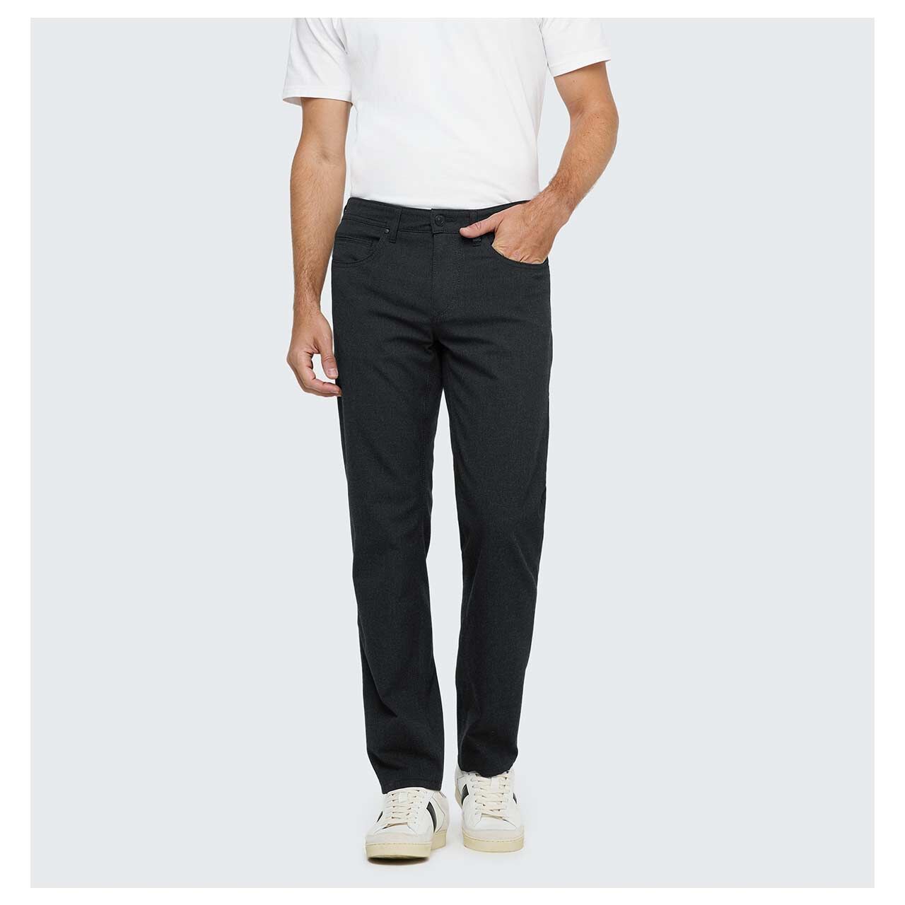 Stretch Herrenhose Arne Travel von MAC in Schwarz, Vorderansicht am Model