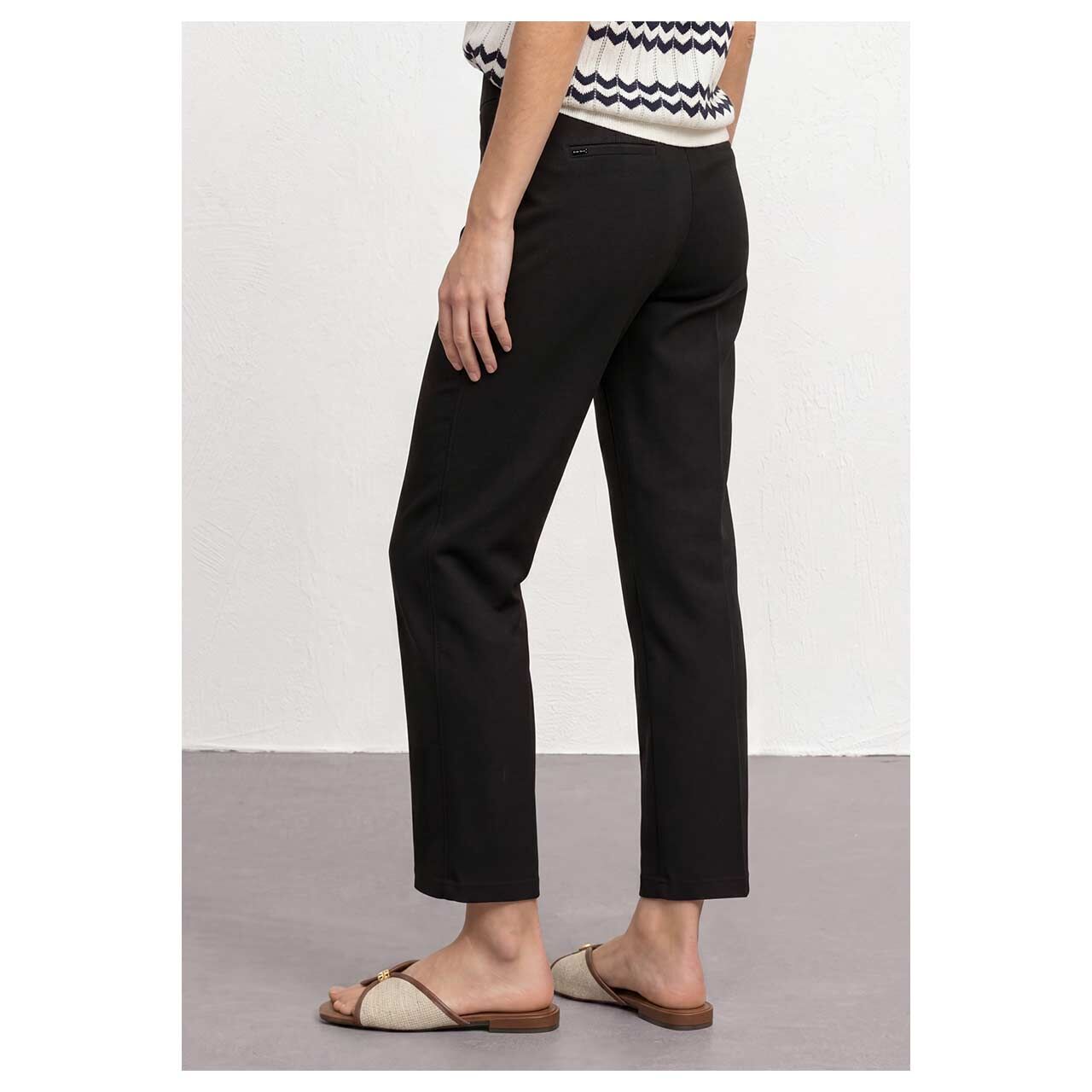 Stretch Damenhose Amalia Straight Leg von Street One in Schwarz, Rückansicht am Model