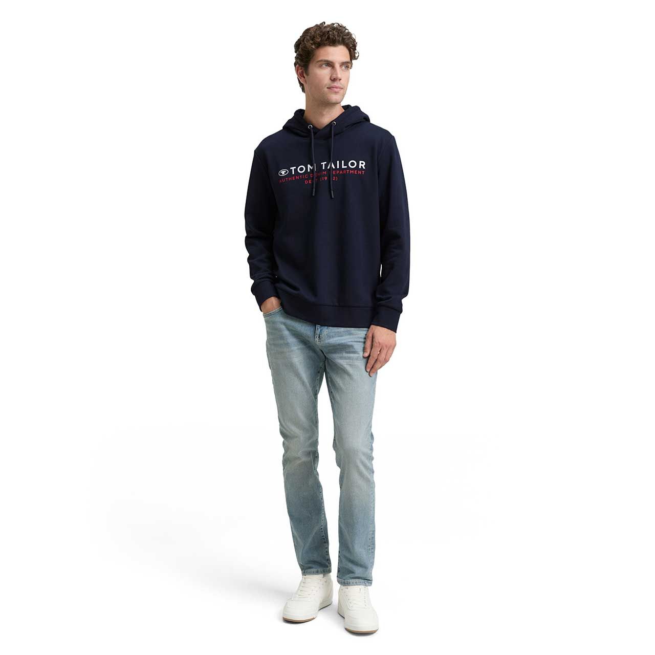 Herren Hoodie Sweatshirt von Tom Tailor in Dunkelblau mit Print, Ganzkörperansicht am Model
