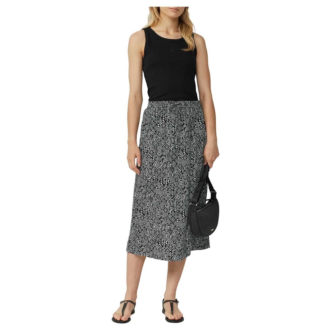 Vorderansicht des getragenen Damen Rocks von s.Oliver in Schwarz mit Print