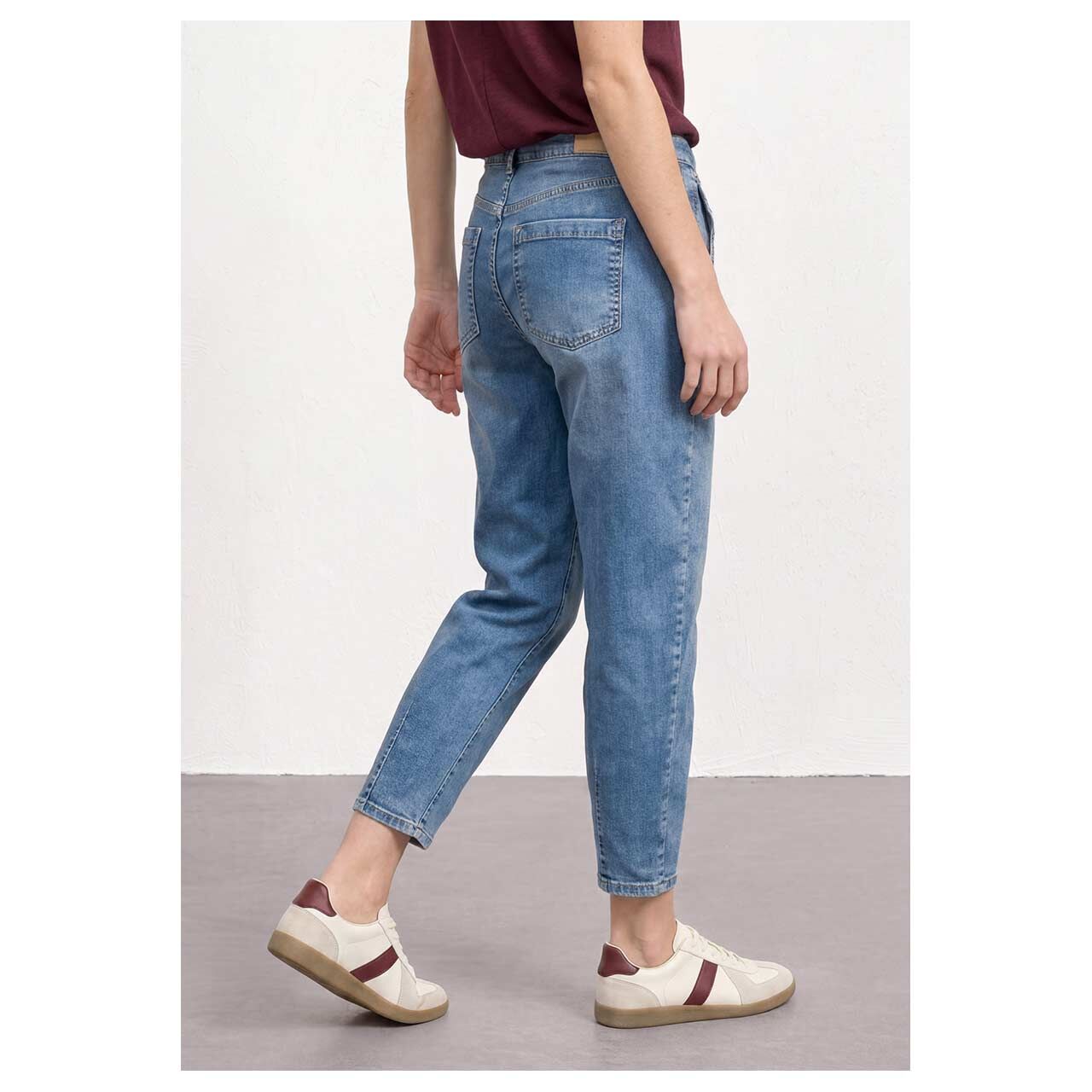 Damen Ankle Jeans Karlie Barrel von Street One in Blau angewaschen, Rückansicht am Model