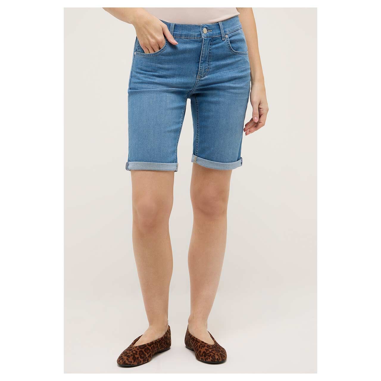 Damen Jeans Bermuda TU von Angels in Blau angewaschen, Vorderansicht am Model
