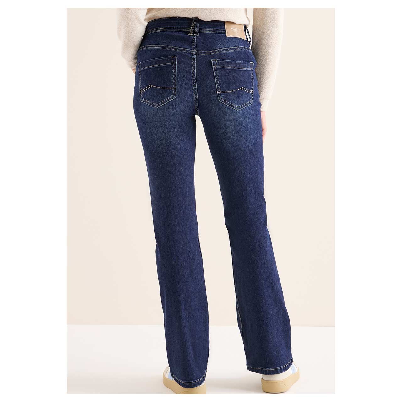 Damenjeans Toronto Bootcut von Cecil in Dunkelblau angewaschen, Rückansicht am Model