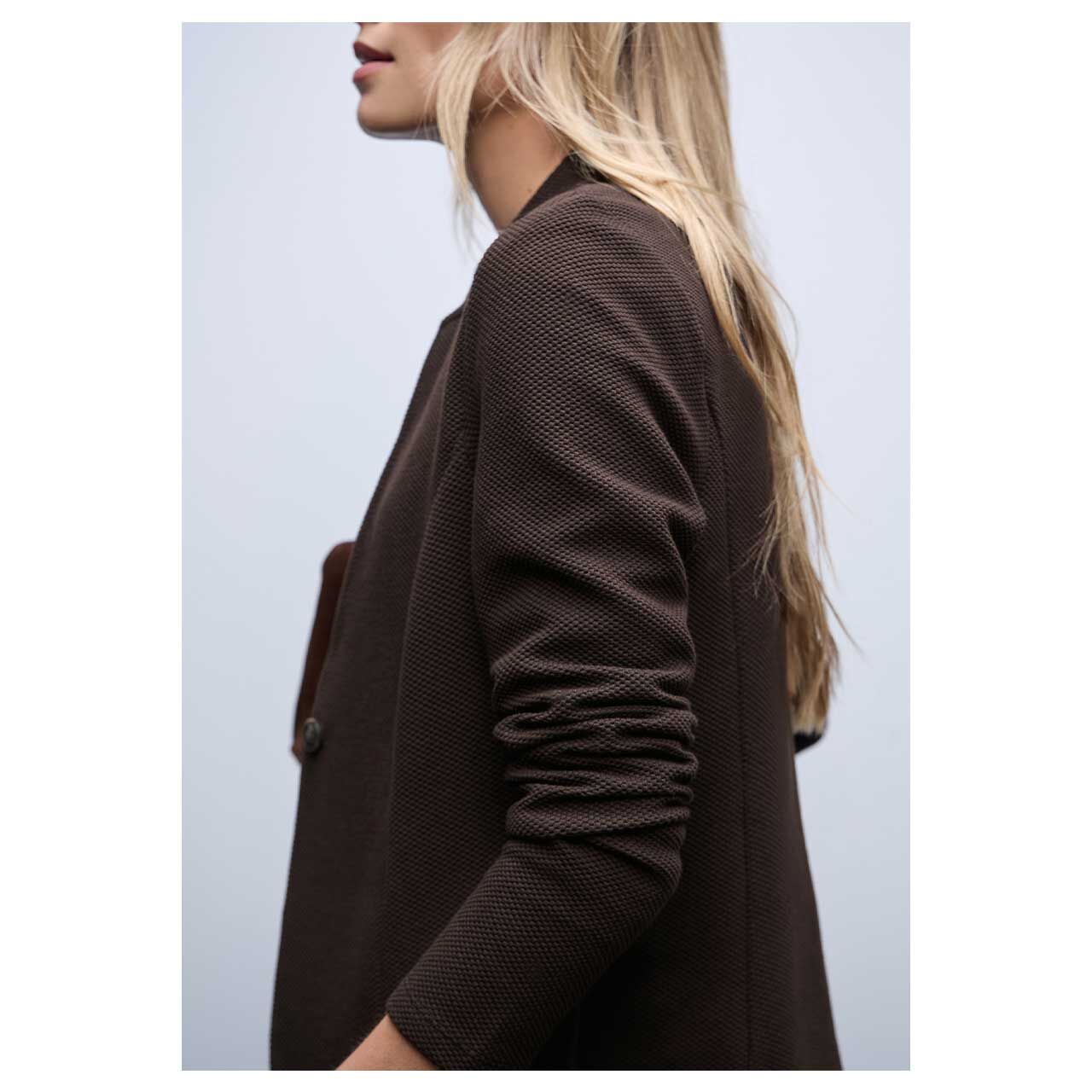 Damen Blazer Jacquard Structure von Street One in Dunkelbraun, Detailansicht am Model