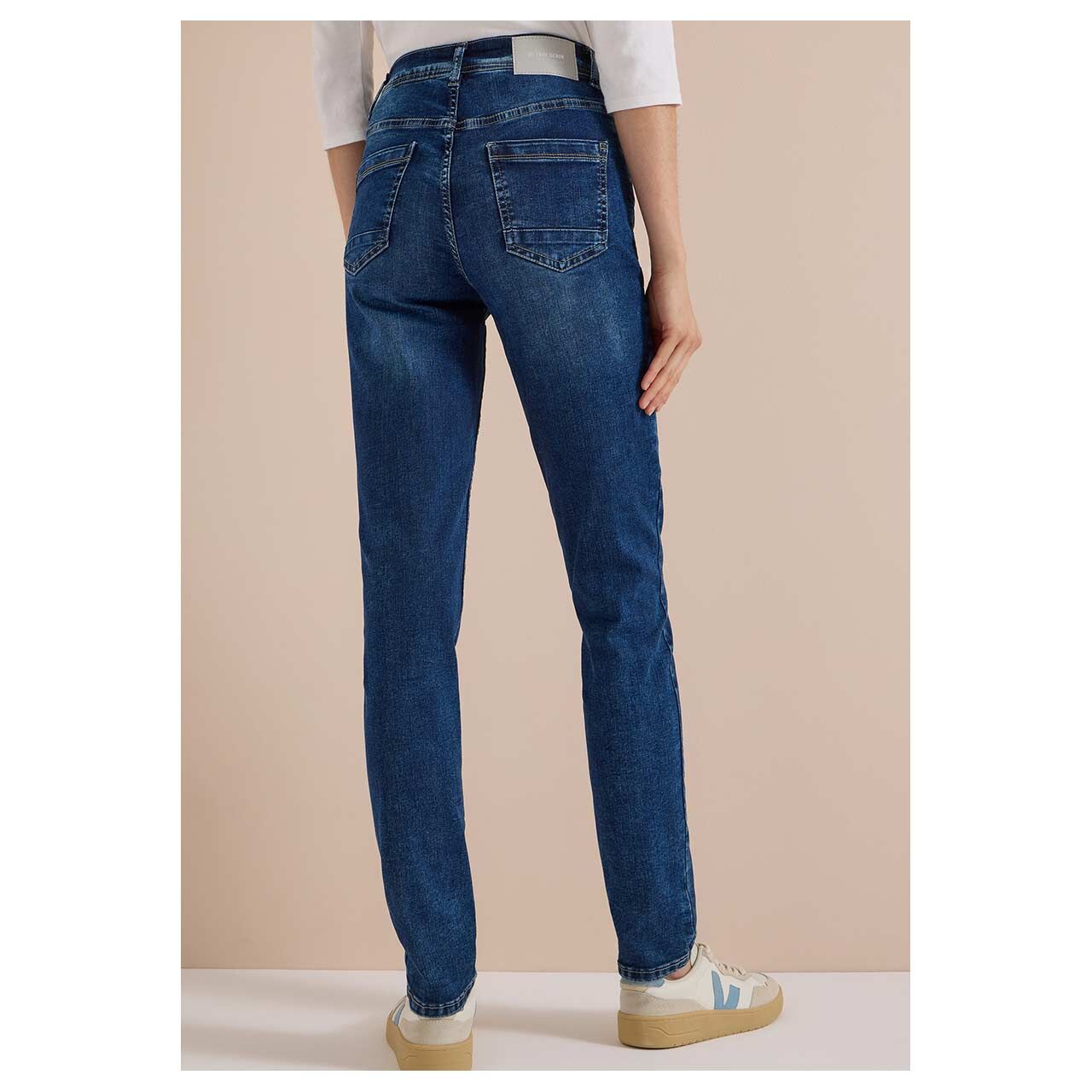 Damenjeans Toronto von Cecil in Blau angewaschen, Rückansicht am Model