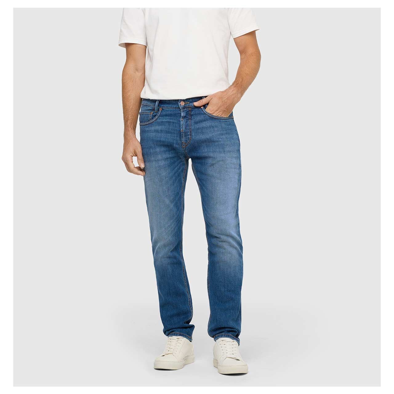 Stretch Herrenjeans Arne Pipe von MAC in Blau verwaschen, Vorderansicht am Model