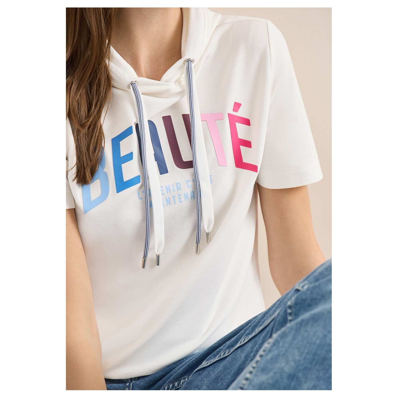Damen Kurzarm Hoodie Sweatshirt Beauté Print von Cecil in Cremeweiß mit Print, detaillierte Vorderansicht am Model