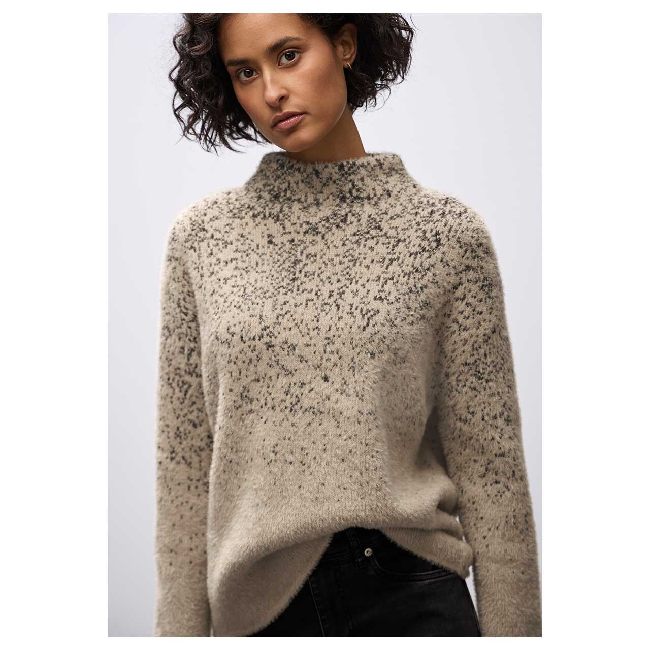 Damen Pullover Feather Yarn Jacquard von Street One in Beige mit Print, detaillierte Vorderansicht am Model