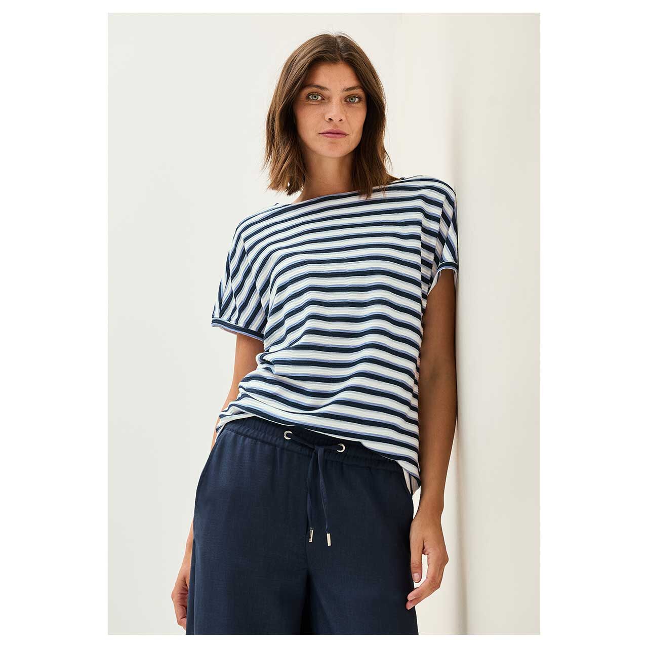 Detailansicht von vorne des getragenen Damen T-Shirt von Cecil in Dunkelblau gestreift