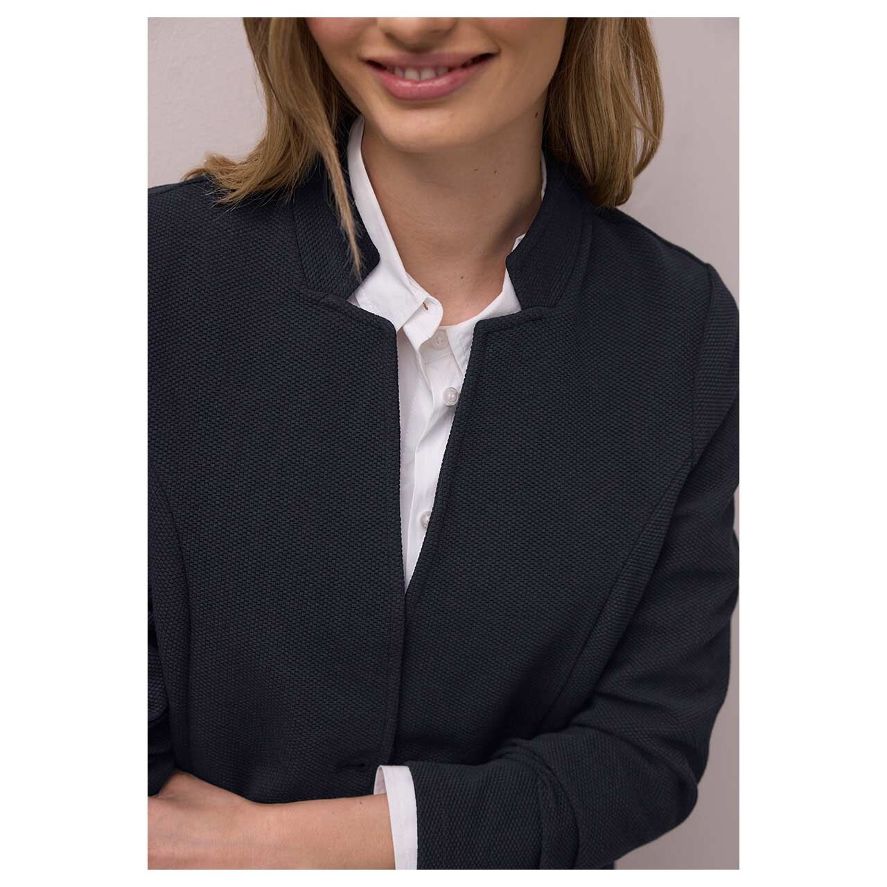 Damen Blazer Structured Jersey von Street One in Dunkelblau, detaillierte Vorderansicht am Model