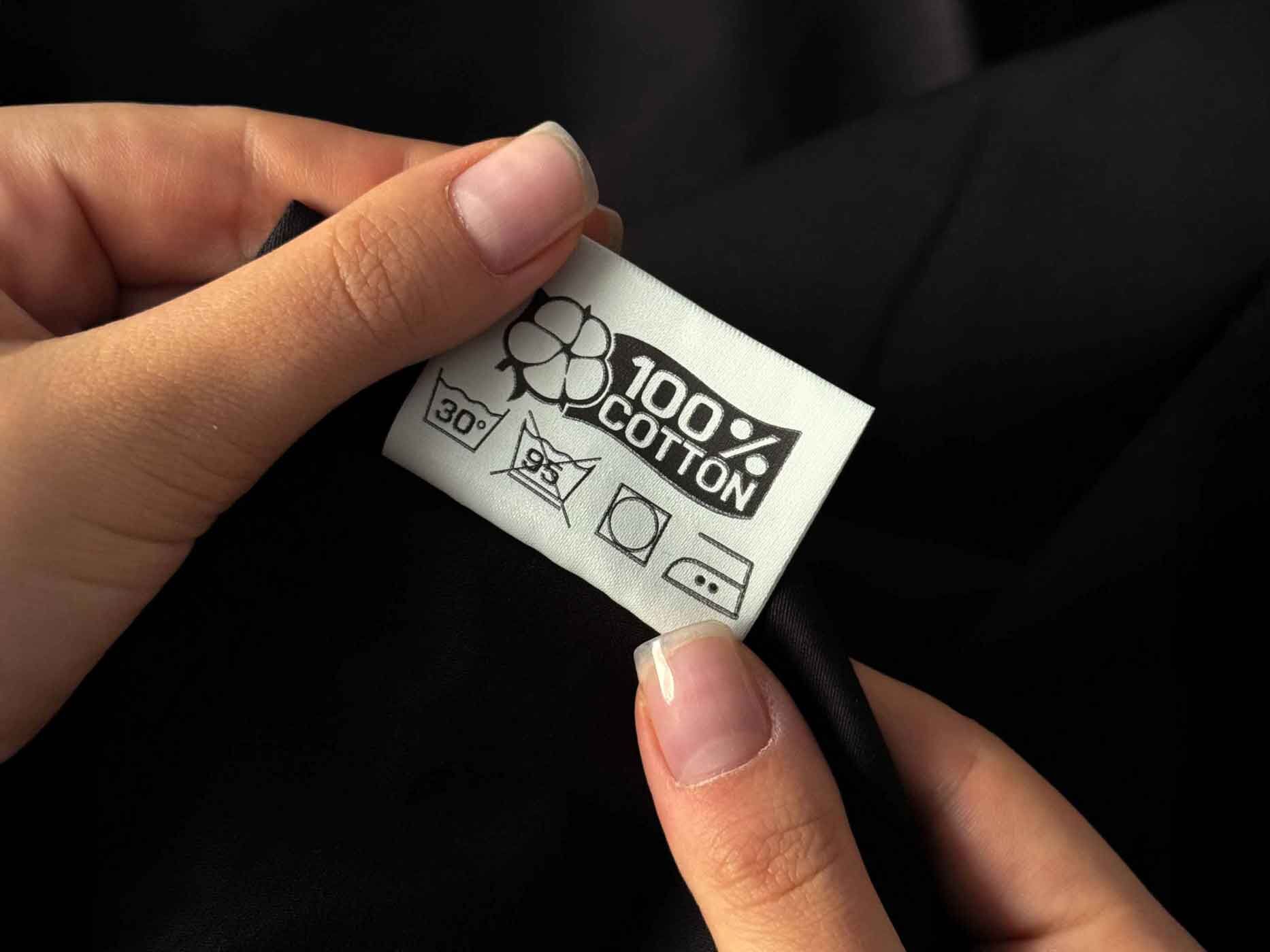 Zu sehen ist ein Waschetikett mit entsprechenden Symbolen.