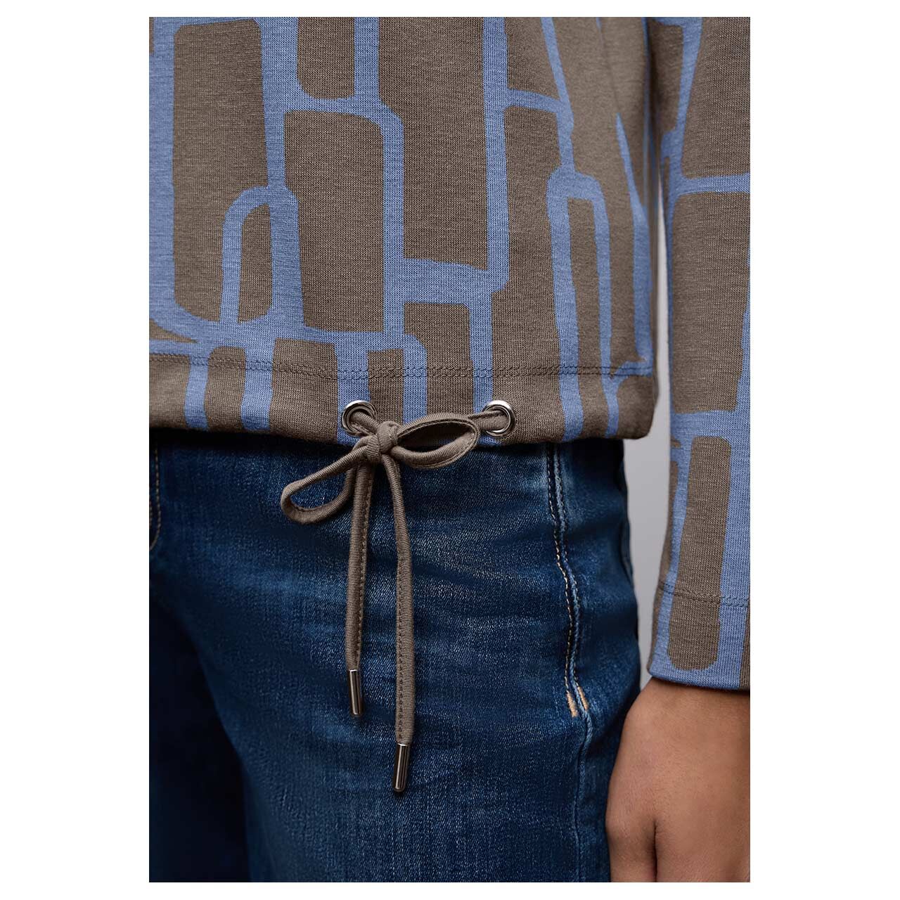 Damen Langarm Shirt Dessin Turtle Neck von Street One in Hellblau mit Print, Detailansicht vom Tunnelzugband am Model