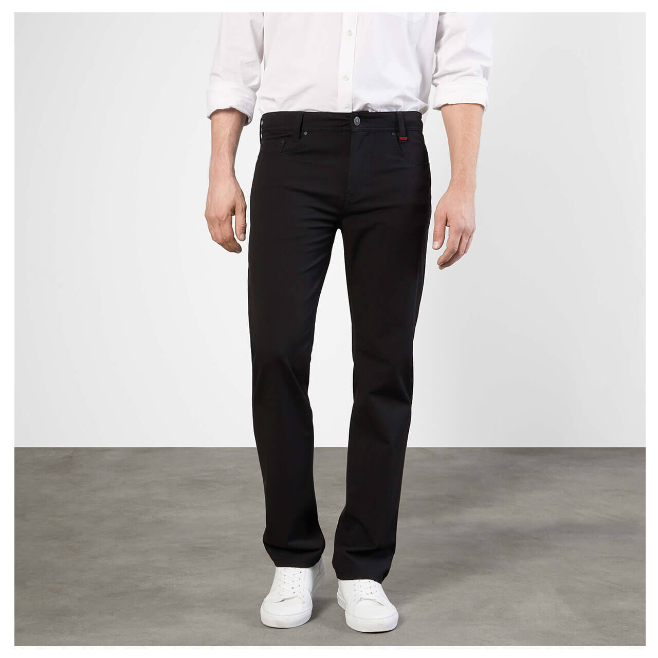 mac-arne-carboniumhose-black-modelvorn Stretch Herren Carboniumhose Arne von MAC in Schwarz, Vorderansicht