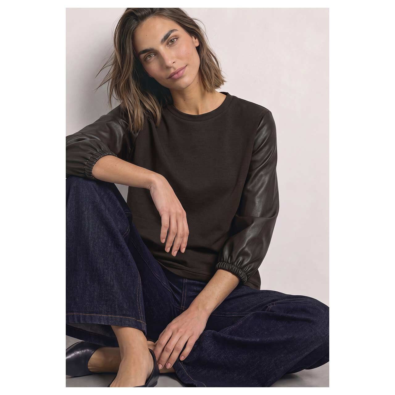 Damen 3/4 Arm Shirt Silk Look Fake Leather von Street One in Dunkelbraun, Vorderansicht Model