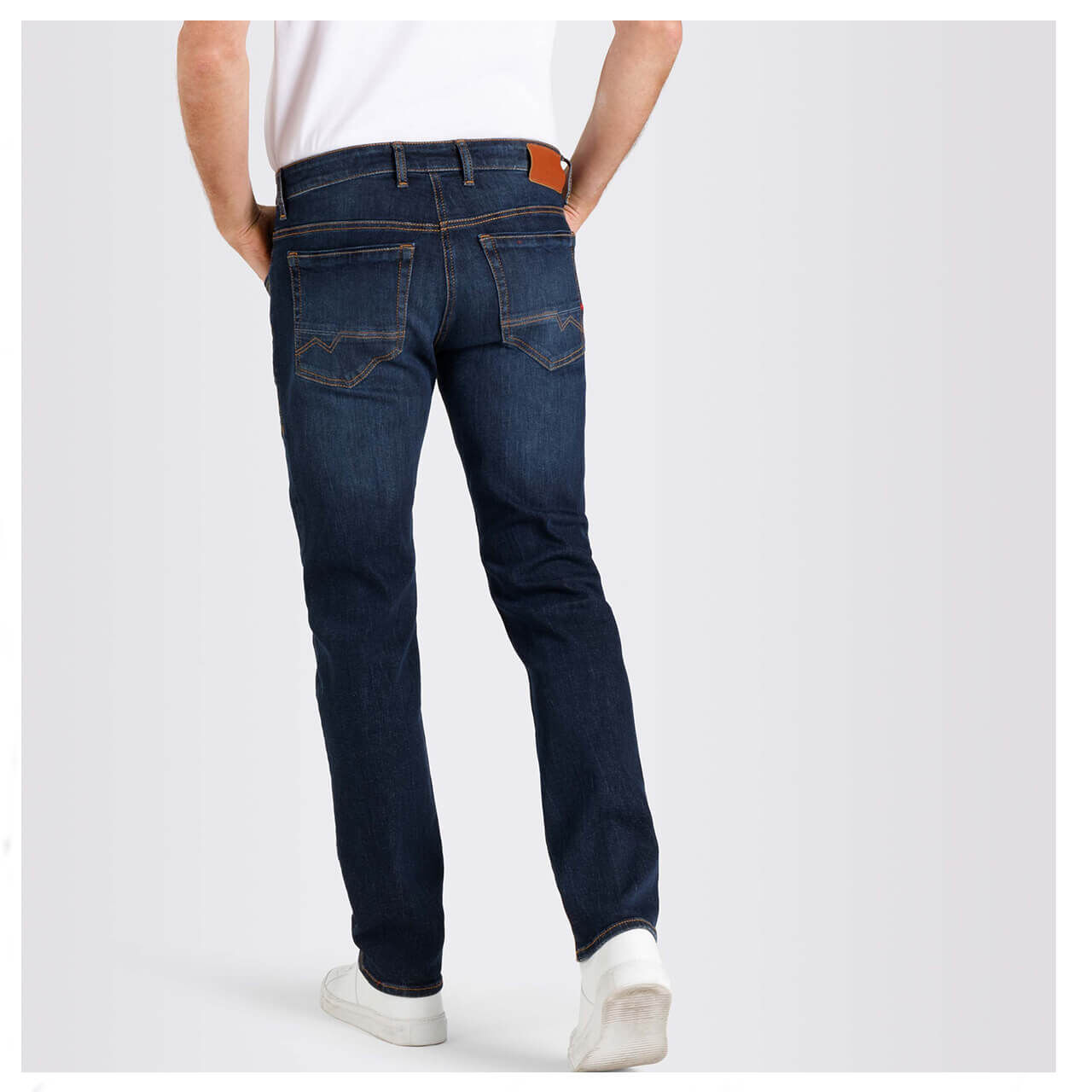 mac-arne-pipe-jeans-darkblue-H781-model-hinten Stretch Herrenjeans Arne Pipe Flexx von MAC in Dunkelblau verwaschen, Rückansicht am Model